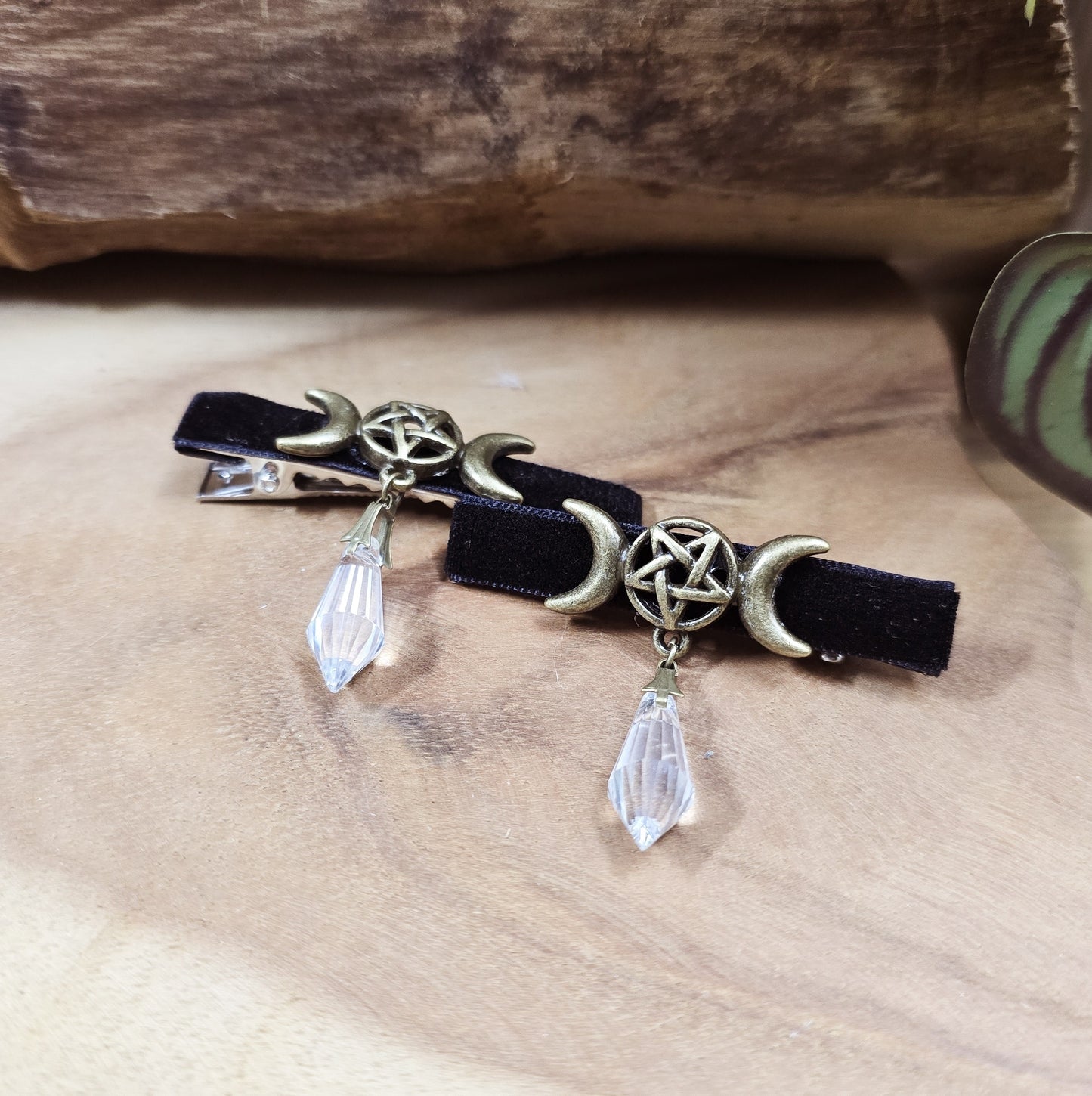 2 Mystische Krokodil-Haarclips Triple Moon mit antik bronzefarbigem Pentakel und Tropfen aus schimmerndem Kristallglas
