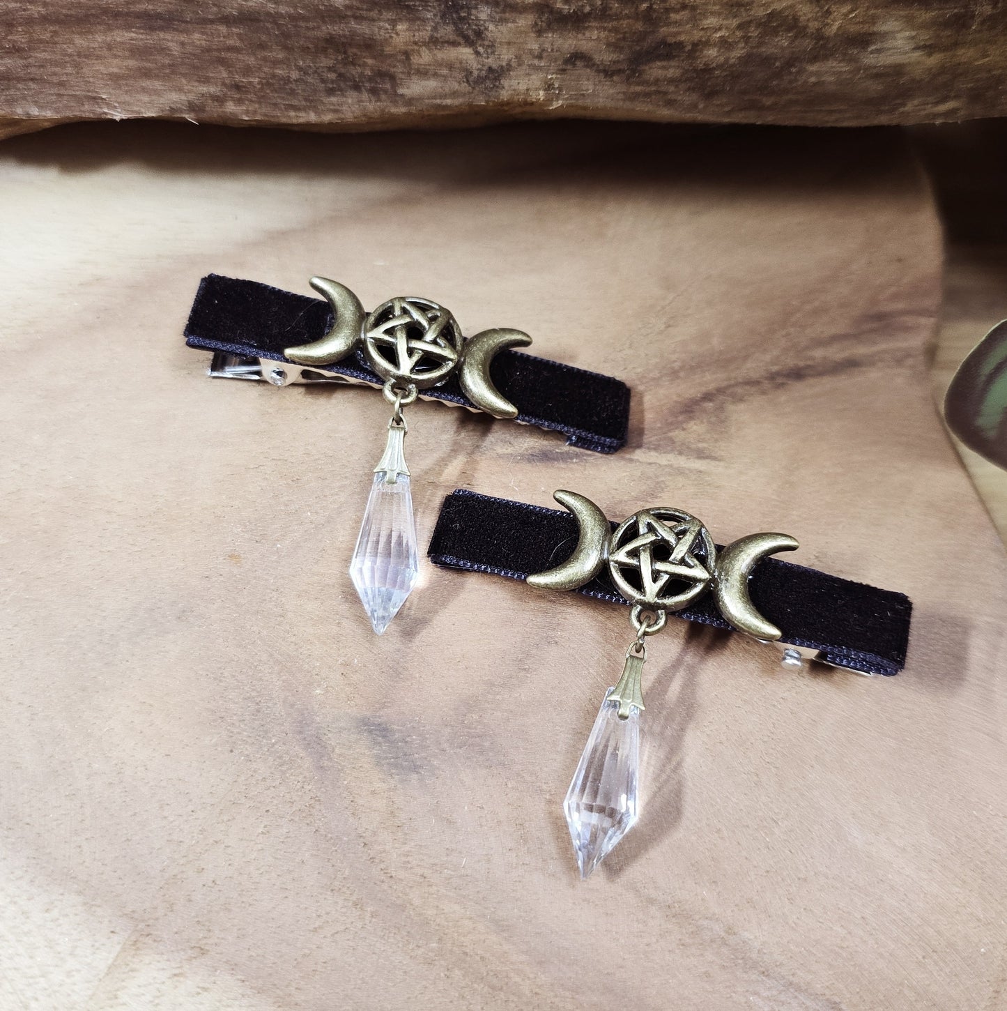 2 Mystische Krokodil-Haarclips Triple Moon mit antik bronzefarbigem Pentakel und Tropfen aus schimmerndem Kristallglas