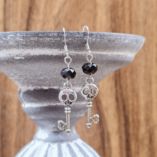 Ohrhänger im Gothic-Stil: Schlüssel mit Totenkopf, antik silberfarben, verziert mit schwarzer Kristallglasperle – Dark-Romantik-Schmuck.