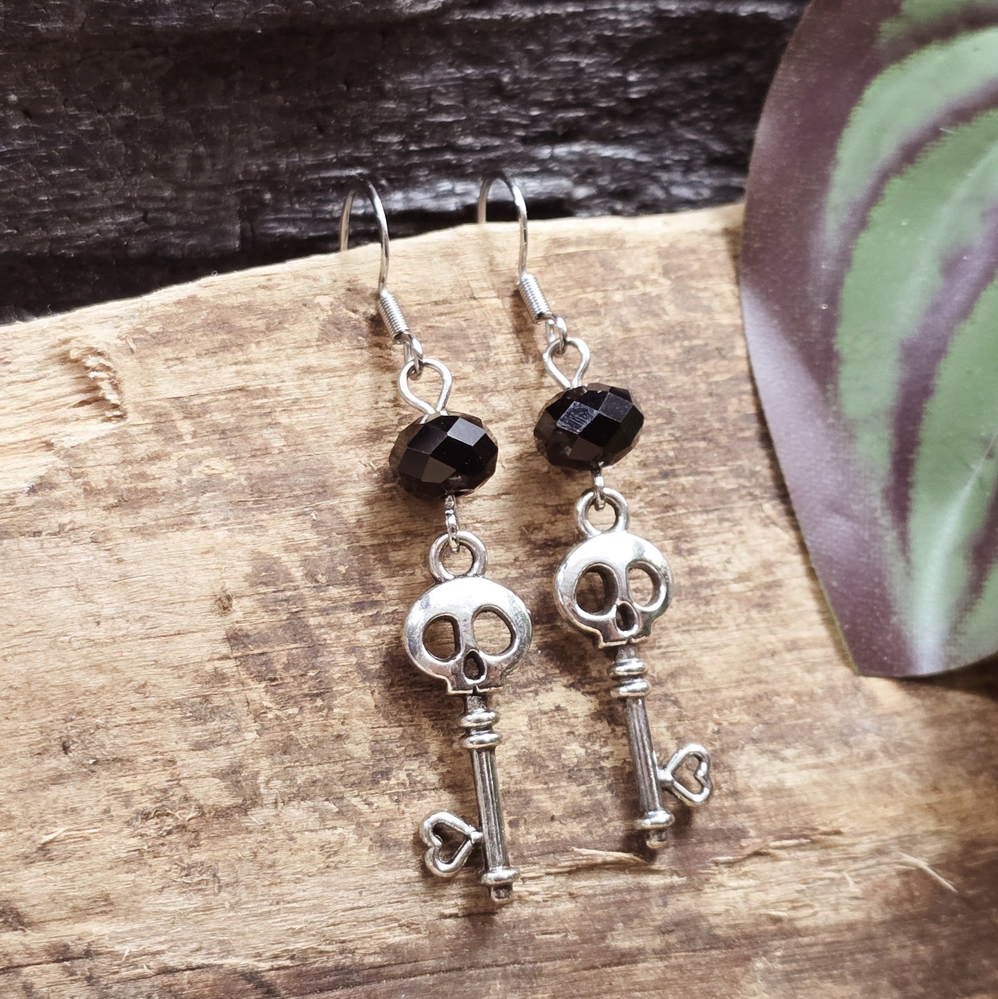 Ohrhänger im Gothic-Stil: Schlüssel mit Totenkopf, antik silberfarben, verziert mit schwarzer Kristallglasperle – Dark-Romantik-Schmuck.