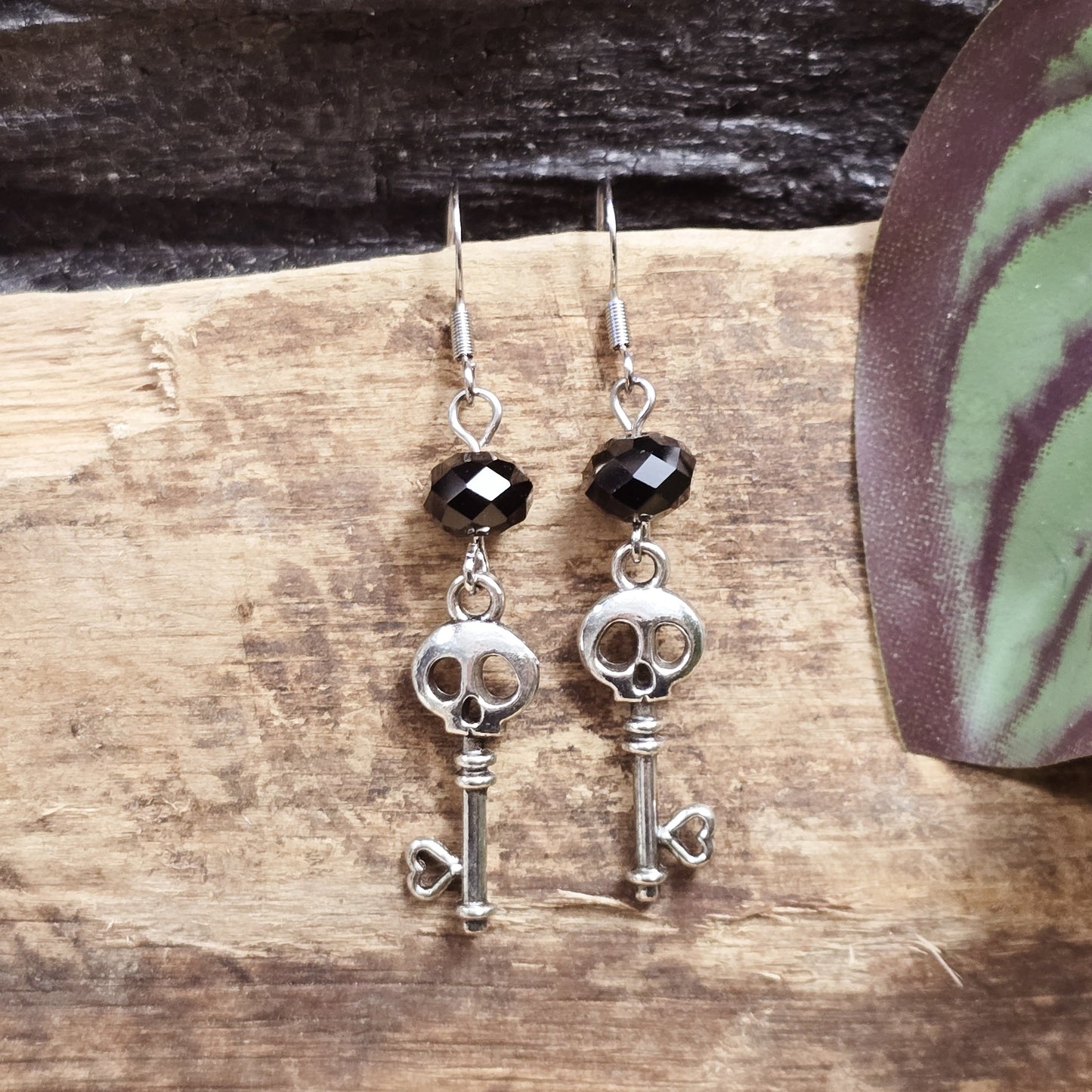 Ohrhänger im Gothic-Stil: Schlüssel mit Totenkopf, antik silberfarben, verziert mit schwarzer Kristallglasperle – Dark-Romantik-Schmuck.