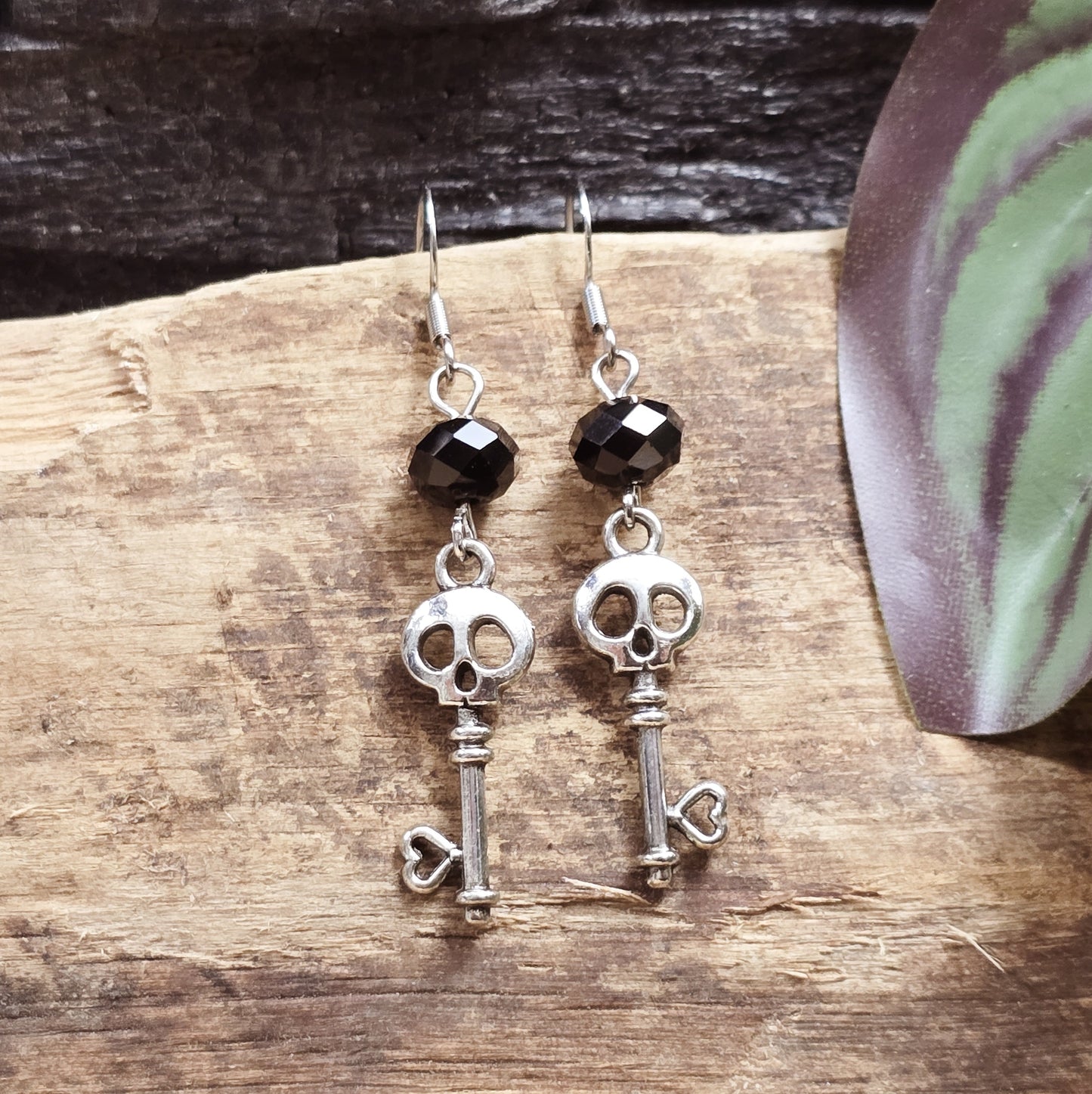 Ohrhänger im Gothic-Stil: Schlüssel mit Totenkopf, antik silberfarben, verziert mit schwarzer Kristallglasperle – Dark-Romantik-Schmuck.