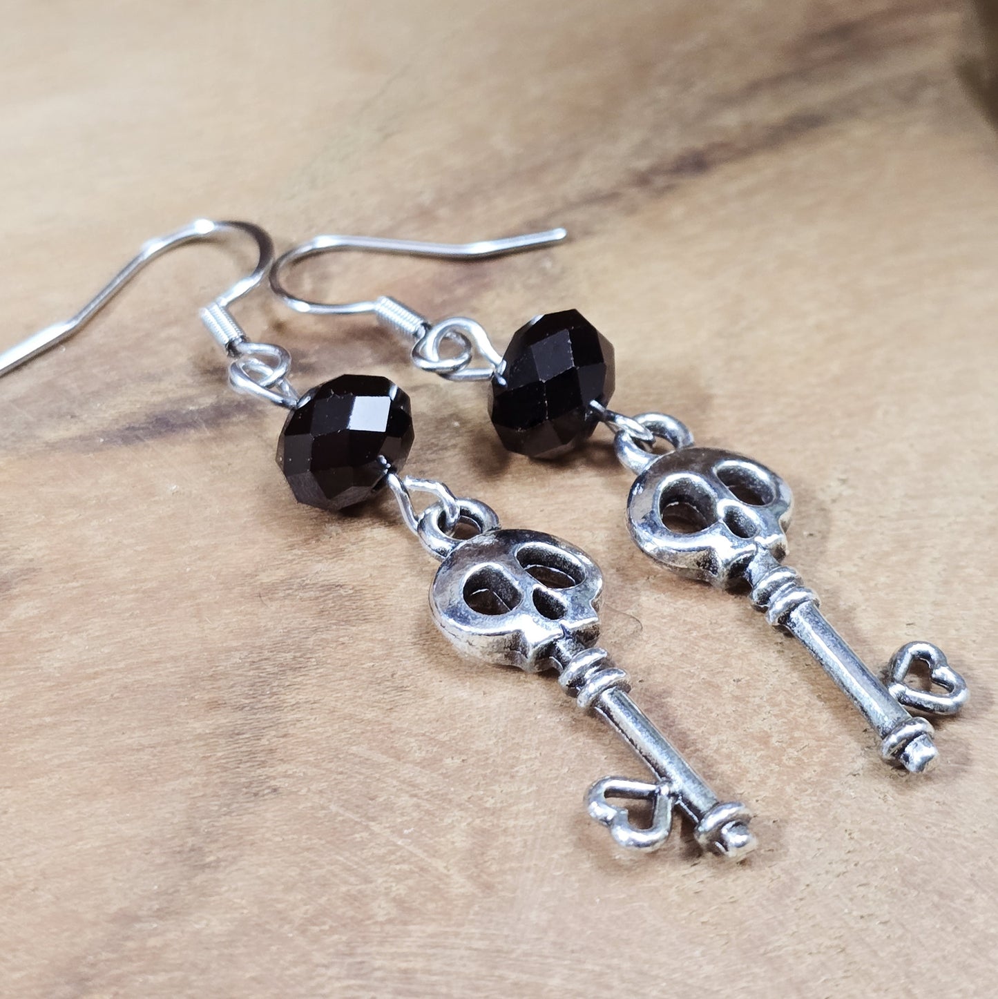 Ohrhänger im Gothic-Stil: Schlüssel mit Totenkopf, antik silberfarben, verziert mit schwarzer Kristallglasperle – Dark-Romantik-Schmuck.