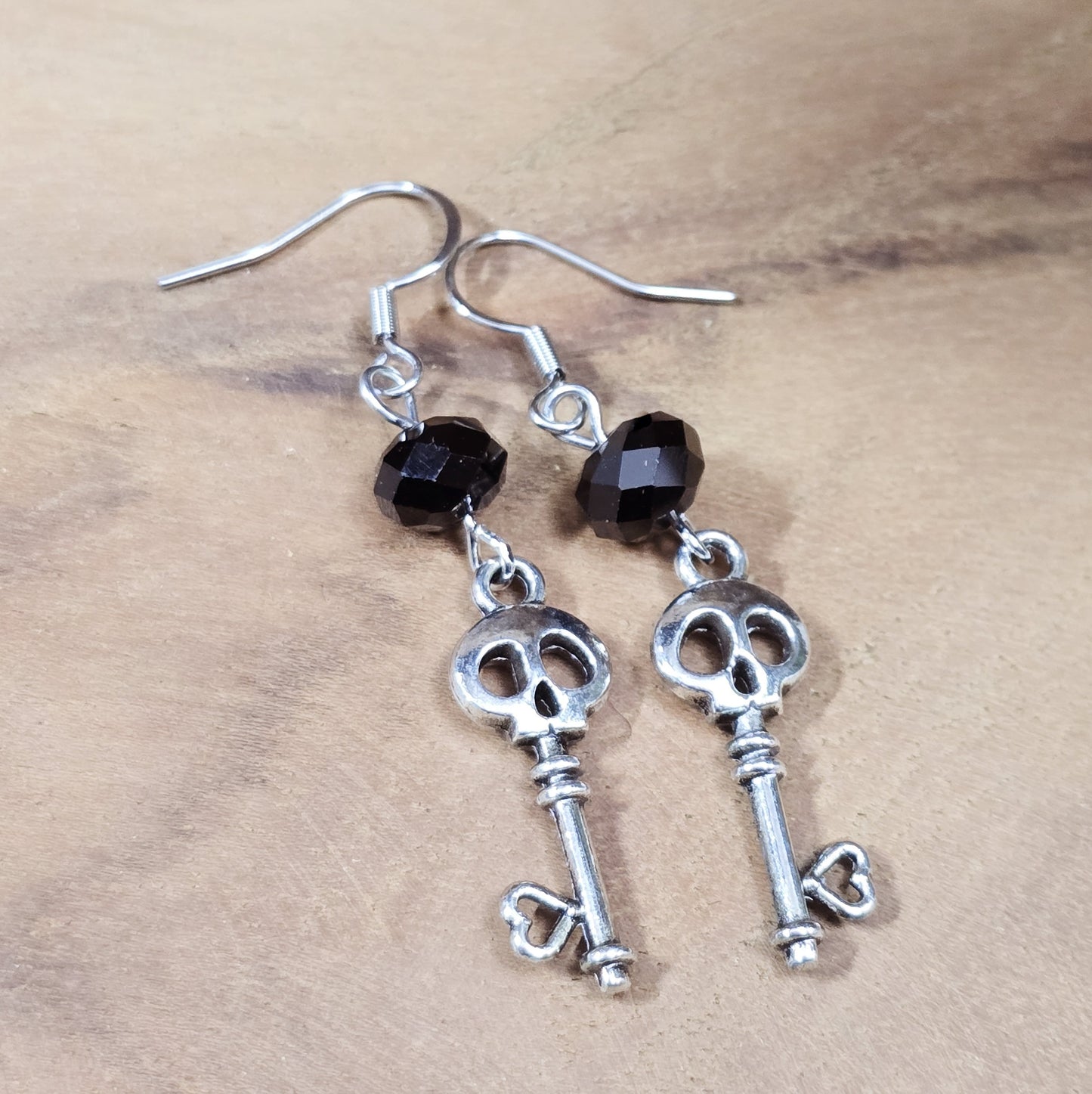 Ohrhänger im Gothic-Stil: Schlüssel mit Totenkopf, antik silberfarben, verziert mit schwarzer Kristallglasperle – Dark-Romantik-Schmuck.