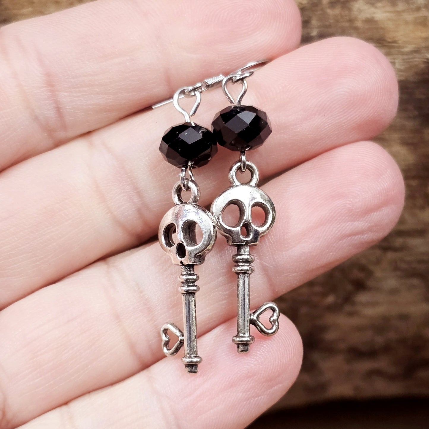 Ohrhänger im Gothic-Stil: Schlüssel mit Totenkopf, antik silberfarben, verziert mit schwarzer Kristallglasperle – Dark-Romantik-Schmuck.