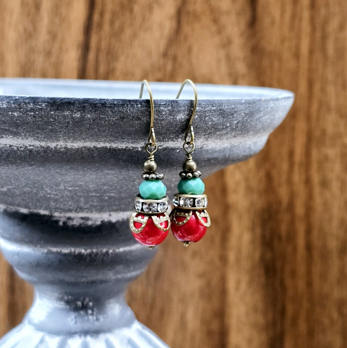 Ohrhänger im Boho-Chic-Stil: Antik bronzefarben, verziert mit roten Glasperlen, türkisen Kristallglasperlen und funkelndem Strassrondell – perfekt für Freizeit, Business oder Cosplay.