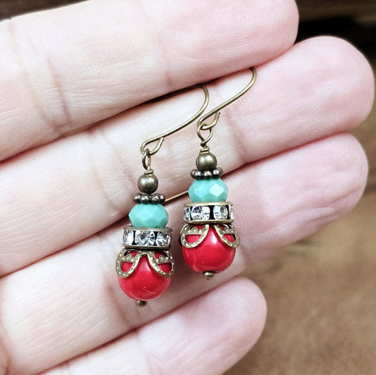 Ohrhänger im Boho-Chic-Stil: Antik bronzefarben, verziert mit roten Glasperlen, türkisen Kristallglasperlen und funkelndem Strassrondell – perfekt für Freizeit, Business oder Cosplay.