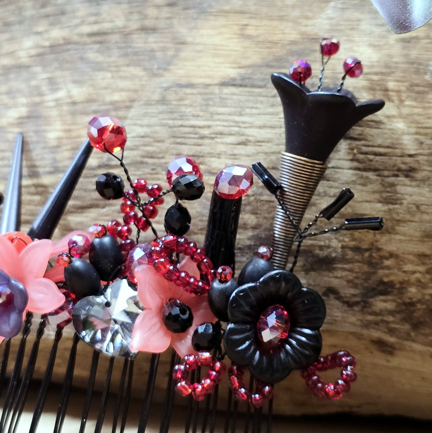Haarkamm, Gothic Brautschmuck, Schwarz & Rot, Blumen, Blüten und Kristallglas