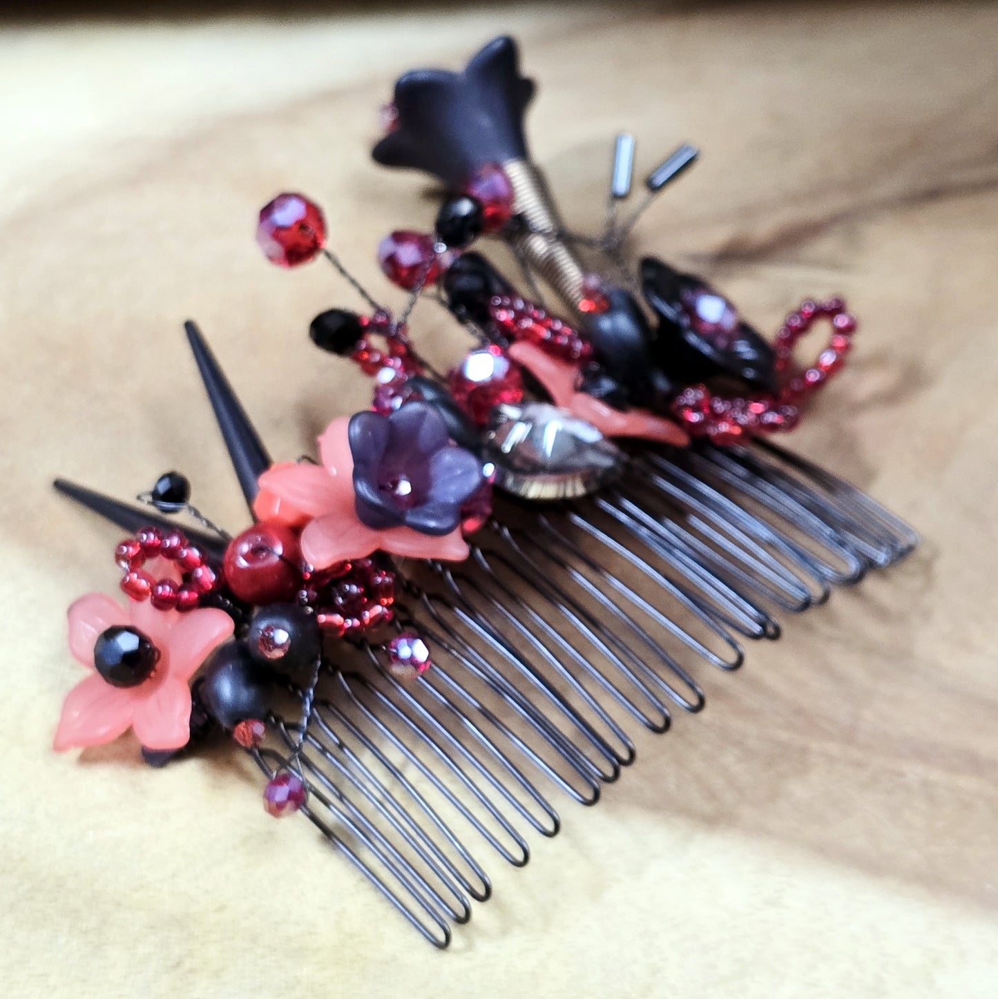 Haarkamm, Gothic Brautschmuck, Schwarz & Rot, Blumen, Blüten und Kristallglas