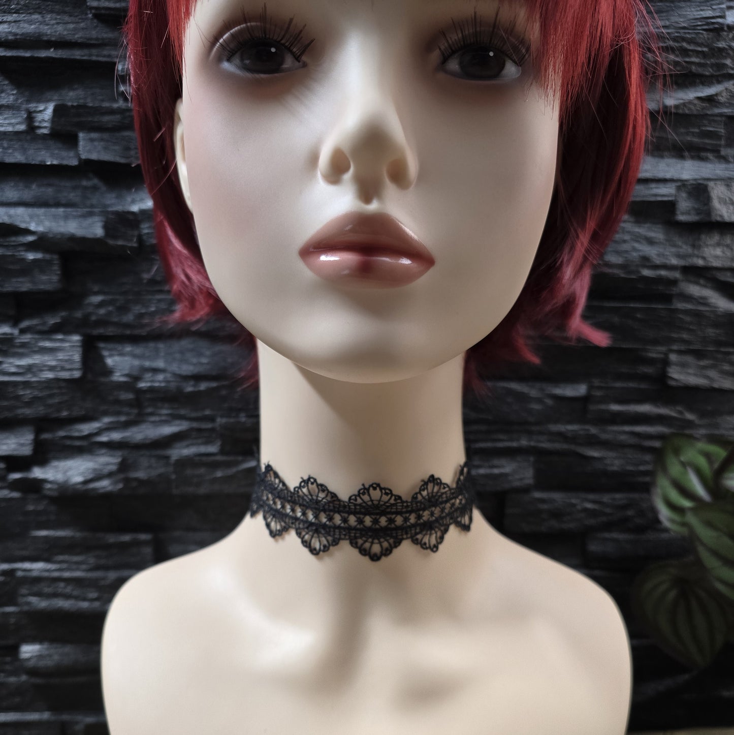 Eleganter Choker aus feiner schwarzer Ätzspitze – minimalistische Gothic-Ästhetik, perfekt als Corsagenschmuck, für Cosplay, Lolita-Stil oder zarte, romantische Akzente.