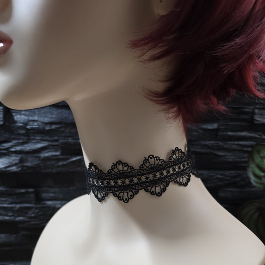 Eleganter Choker aus feiner schwarzer Ätzspitze – minimalistische Gothic-Ästhetik, perfekt als Corsagenschmuck, für Cosplay, Lolita-Stil oder zarte, romantische Akzente.