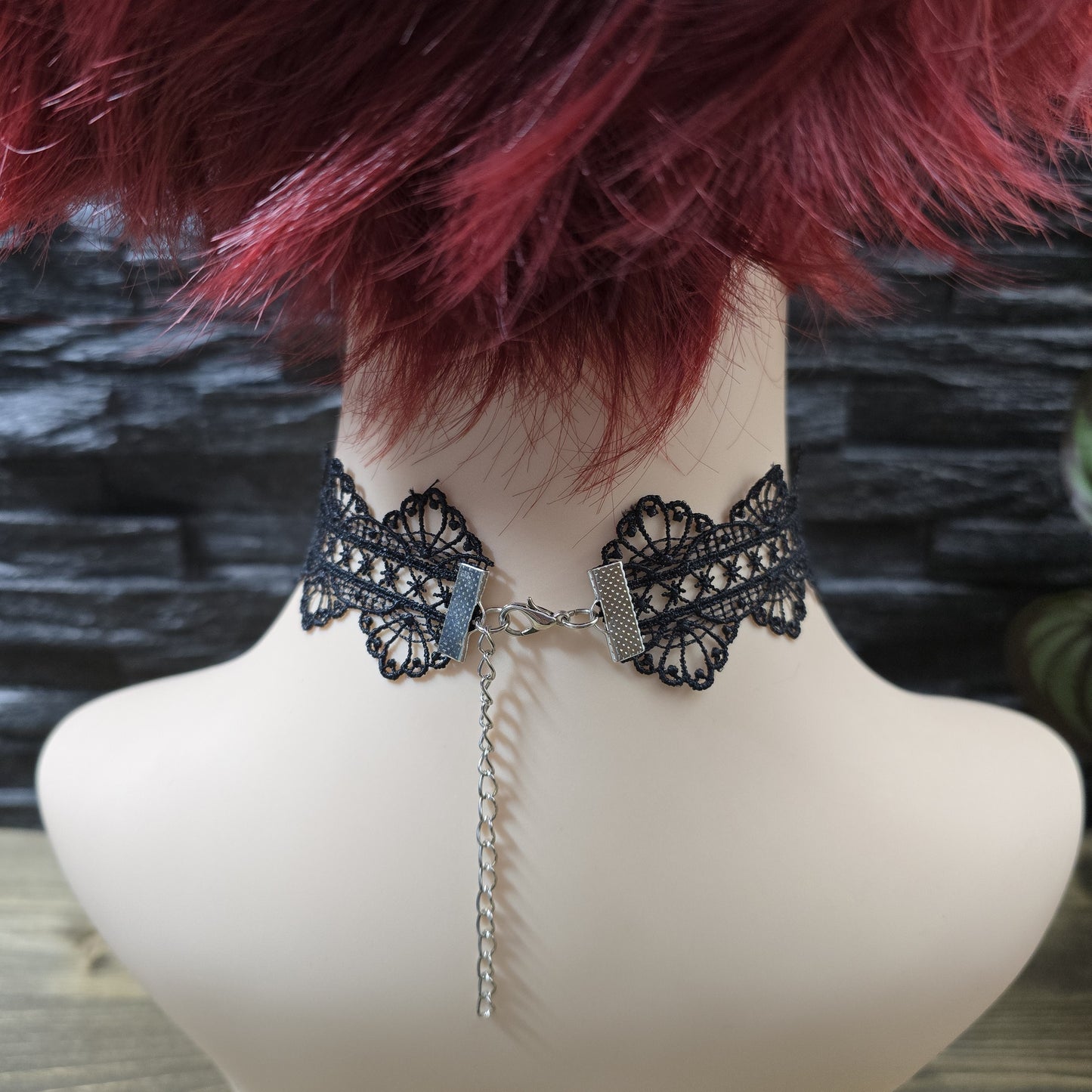 Eleganter Choker aus feiner schwarzer Ätzspitze – minimalistische Gothic-Ästhetik, perfekt als Corsagenschmuck, für Cosplay, Lolita-Stil oder zarte, romantische Akzente.