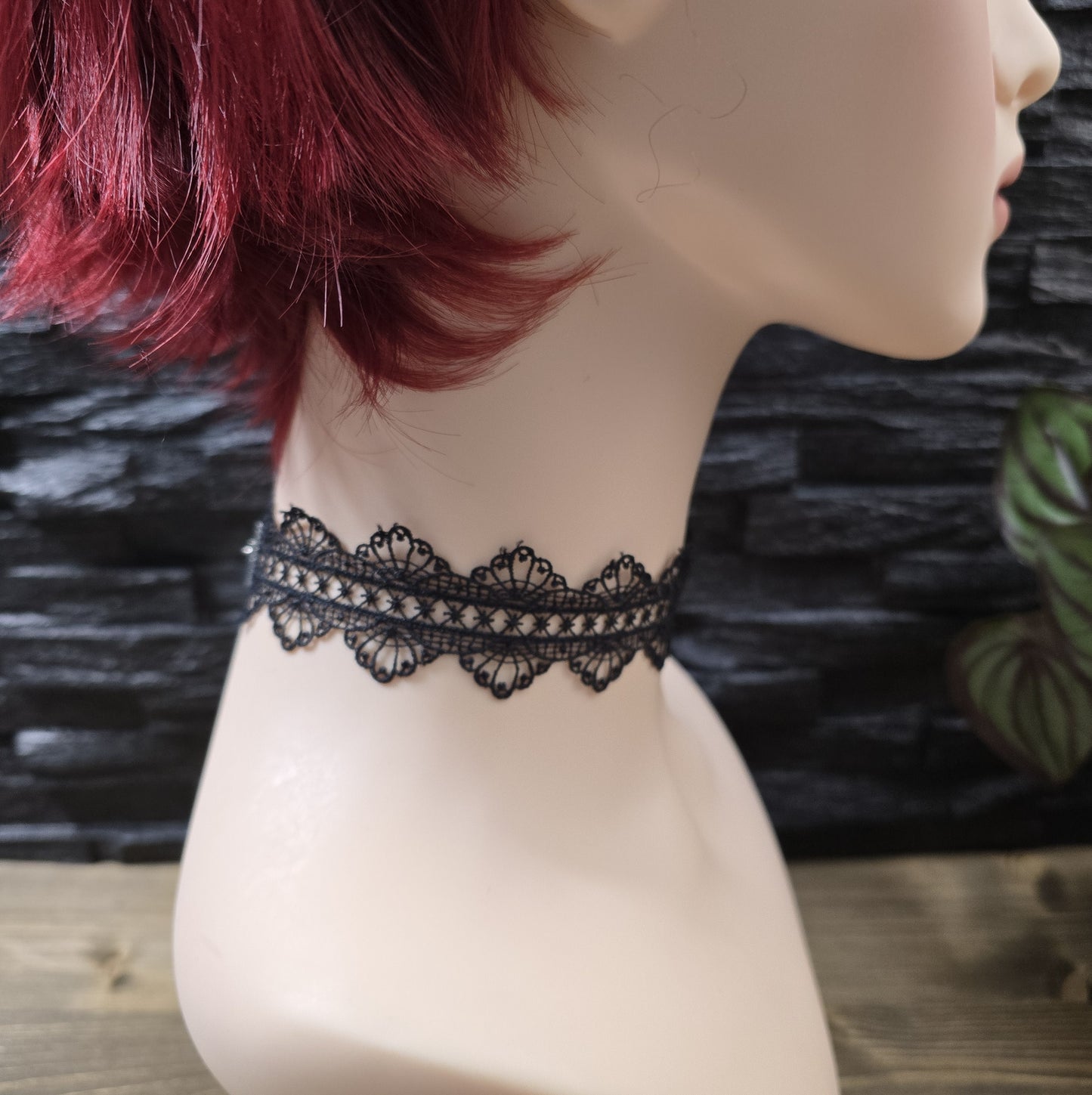Eleganter Choker aus feiner schwarzer Ätzspitze – minimalistische Gothic-Ästhetik, perfekt als Corsagenschmuck, für Cosplay, Lolita-Stil oder zarte, romantische Akzente.