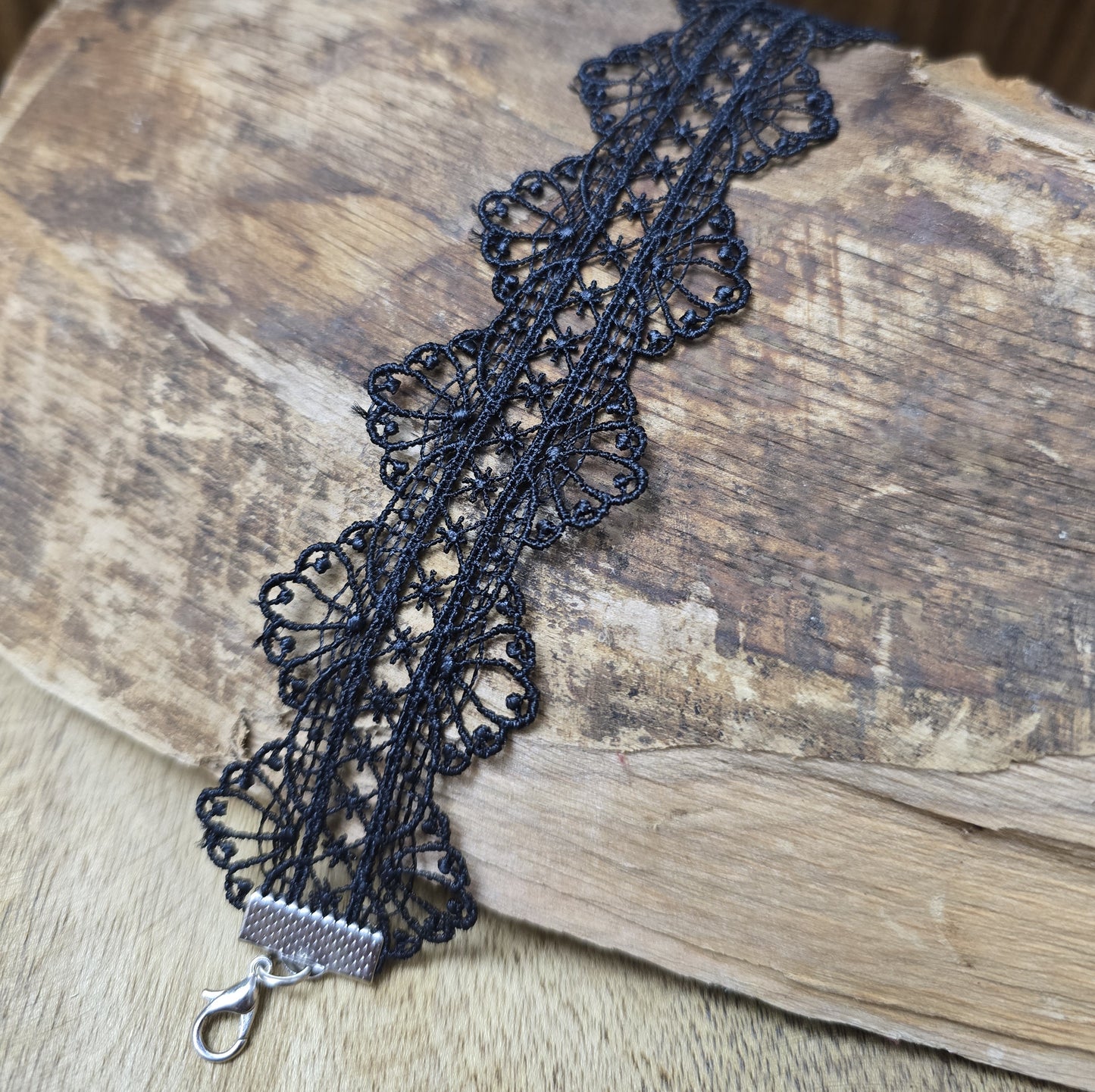 Eleganter Choker aus feiner schwarzer Ätzspitze – minimalistische Gothic-Ästhetik, perfekt als Corsagenschmuck, für Cosplay, Lolita-Stil oder zarte, romantische Akzente.