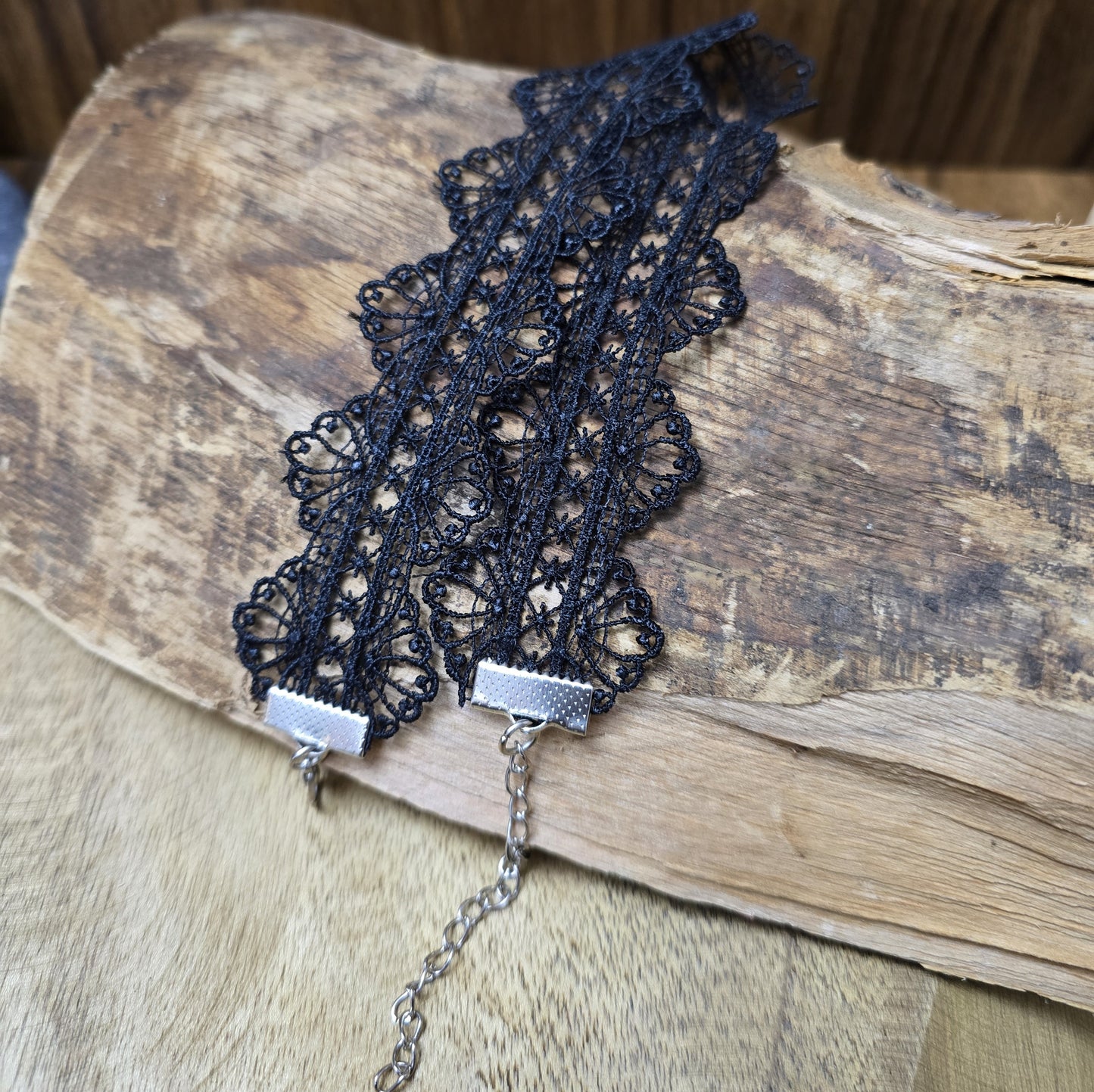 Eleganter Choker aus feiner schwarzer Ätzspitze – minimalistische Gothic-Ästhetik, perfekt als Corsagenschmuck, für Cosplay, Lolita-Stil oder zarte, romantische Akzente.