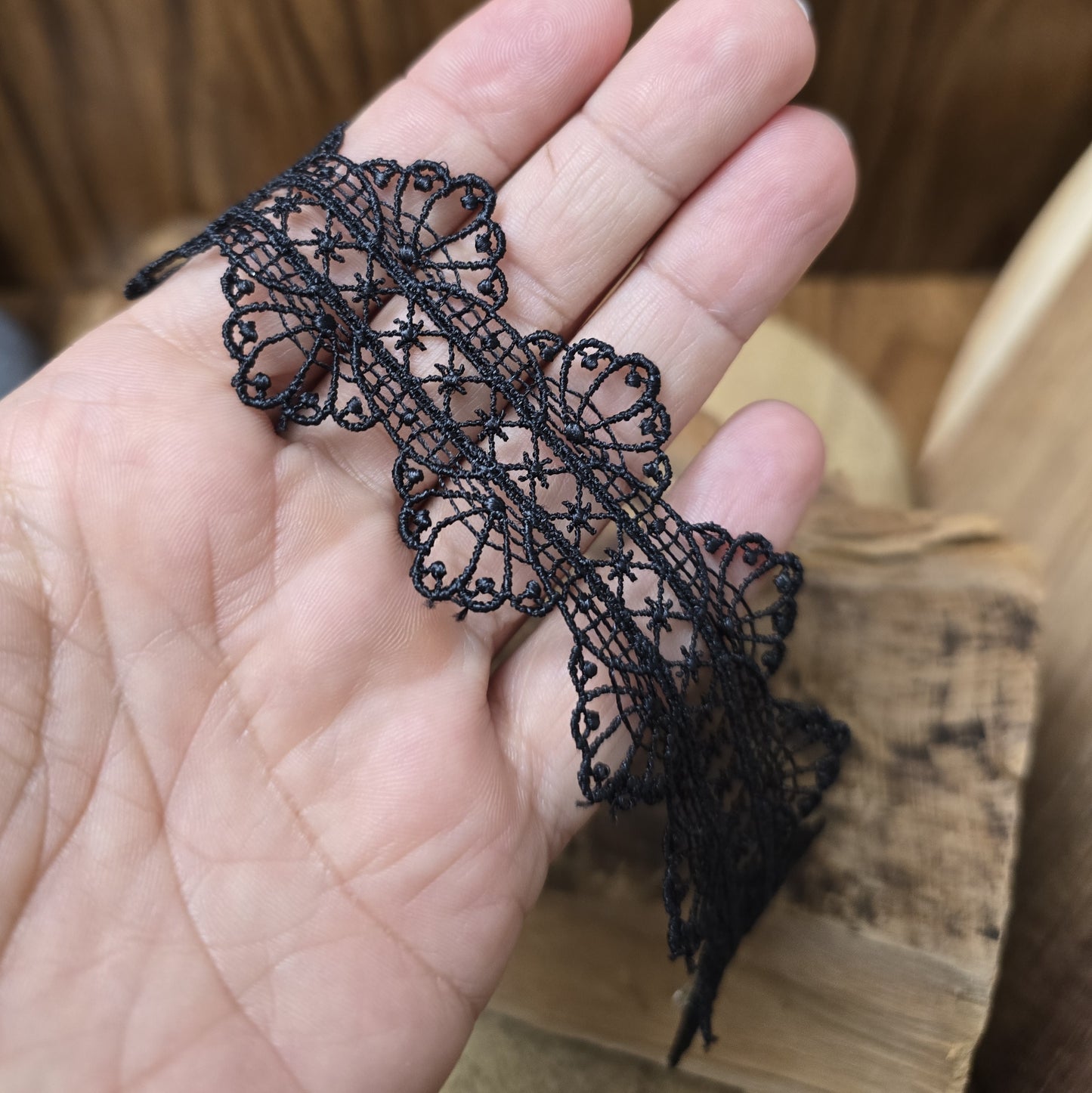 Eleganter Choker aus feiner schwarzer Ätzspitze – minimalistische Gothic-Ästhetik, perfekt als Corsagenschmuck, für Cosplay, Lolita-Stil oder zarte, romantische Akzente.