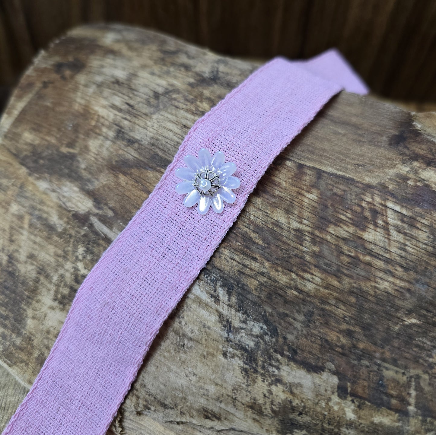 Eleganter Choker aus rosa Leinen, verziert mit einer handgefertigten Blume – ein romantisches Accessoire, perfekt für den Frühling und Sommer.