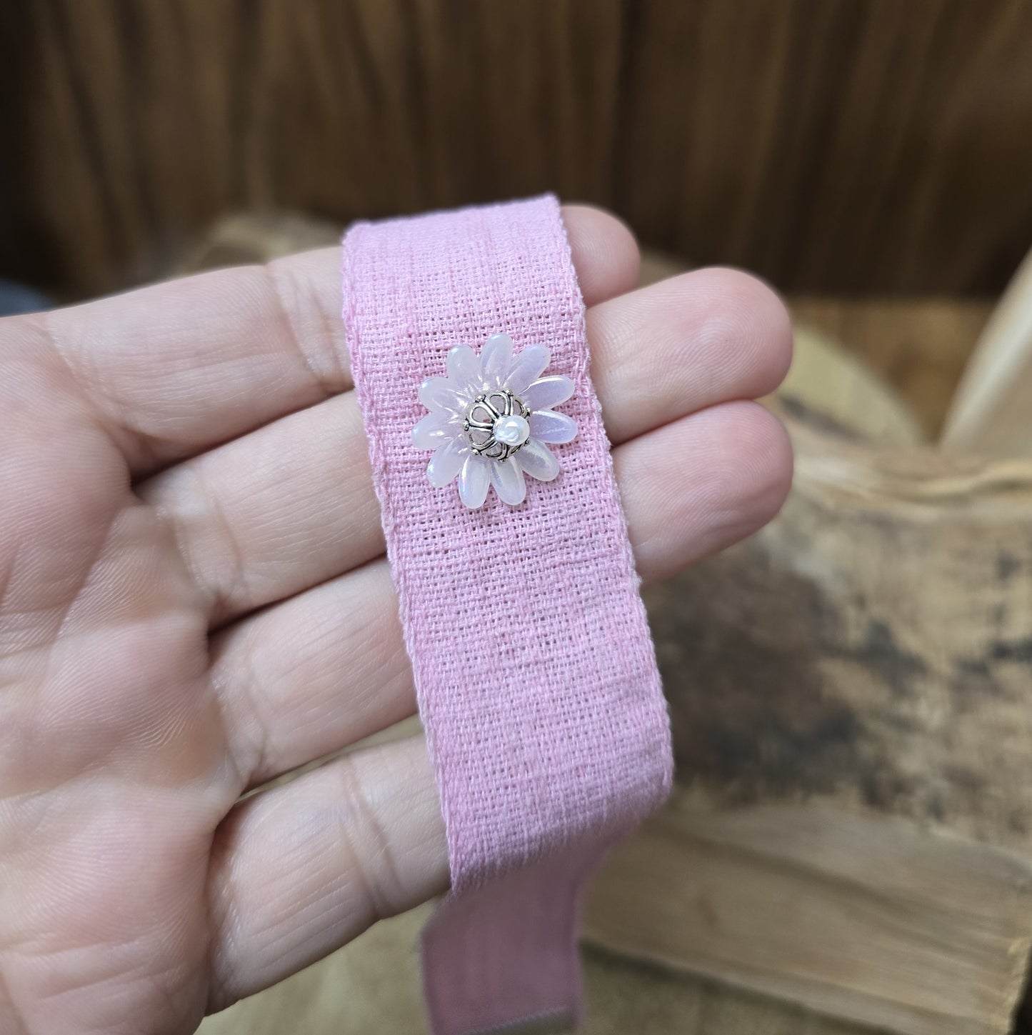 Eleganter Choker aus rosa Leinen, verziert mit einer handgefertigten Blume – ein romantisches Accessoire, perfekt für den Frühling und Sommer.