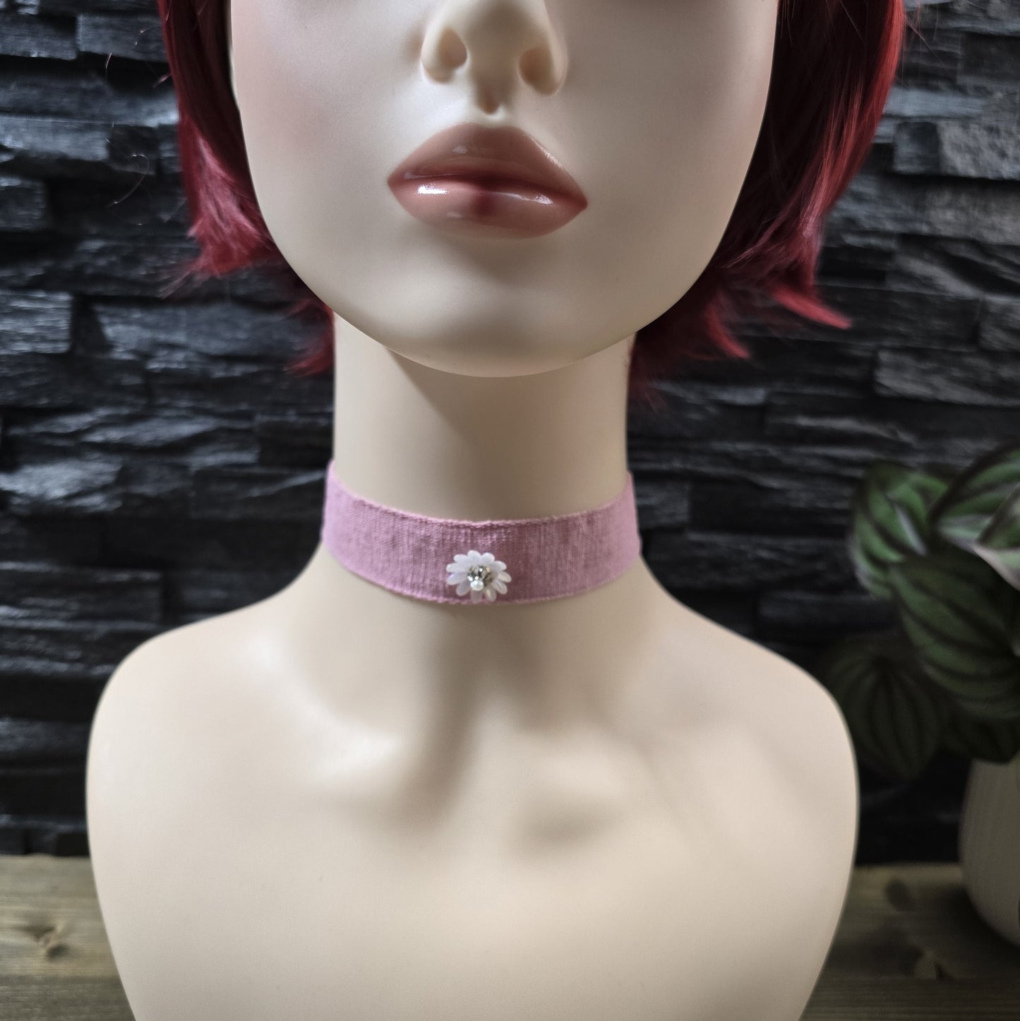 Eleganter Choker aus rosa Leinen, verziert mit einer handgefertigten Blume – ein romantisches Accessoire, perfekt für den Frühling und Sommer.