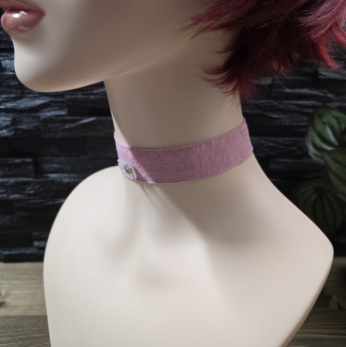 Eleganter Choker aus rosa Leinen, verziert mit einer handgefertigten Blume – ein romantisches Accessoire, perfekt für den Frühling und Sommer.