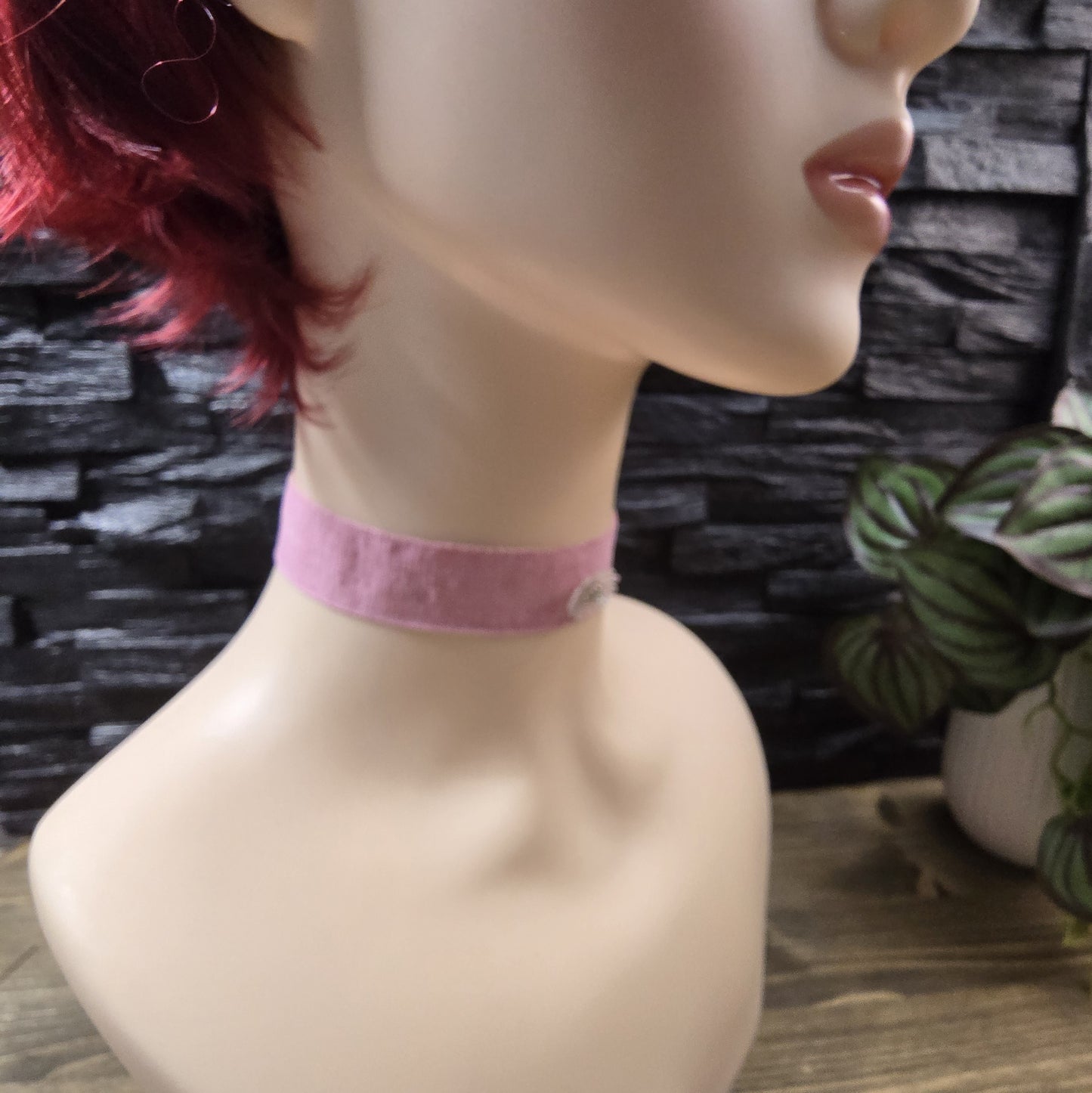 Eleganter Choker aus rosa Leinen, verziert mit einer handgefertigten Blume – ein romantisches Accessoire, perfekt für den Frühling und Sommer.