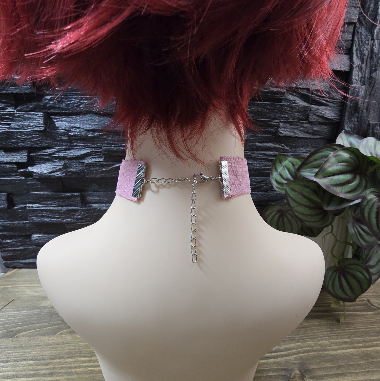 Eleganter Choker aus rosa Leinen, verziert mit einer handgefertigten Blume – ein romantisches Accessoire, perfekt für den Frühling und Sommer.