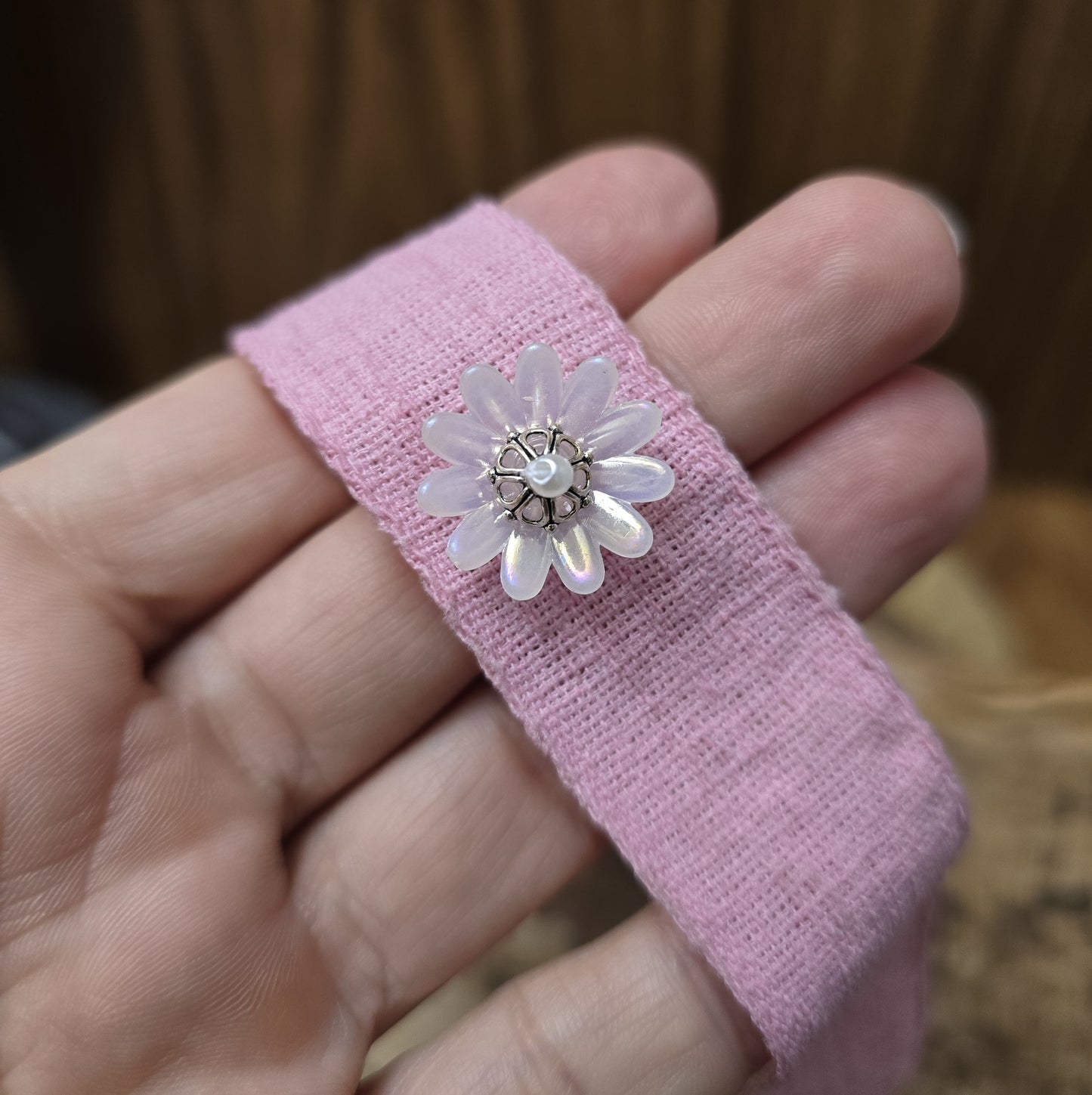 Eleganter Choker aus rosa Leinen, verziert mit einer handgefertigten Blume – ein romantisches Accessoire, perfekt für den Frühling und Sommer.