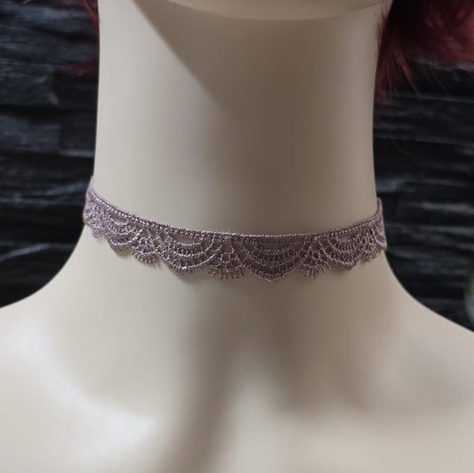 Zarter Choker aus mauvefarbener Bogenspitze – ein romantisches Kropfband, das perfekt zu Corsagen, Dirndl oder für einen Hauch von Lolita- und Burlesque-Stil passt.