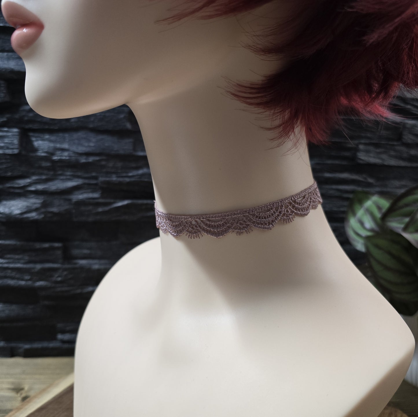 Zarter Choker aus mauvefarbener Bogenspitze – ein romantisches Kropfband, das perfekt zu Corsagen, Dirndl oder für einen Hauch von Lolita- und Burlesque-Stil passt.