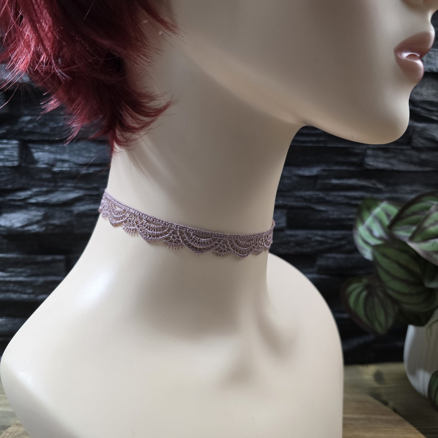 Zarter Choker aus mauvefarbener Bogenspitze – ein romantisches Kropfband, das perfekt zu Corsagen, Dirndl oder für einen Hauch von Lolita- und Burlesque-Stil passt.