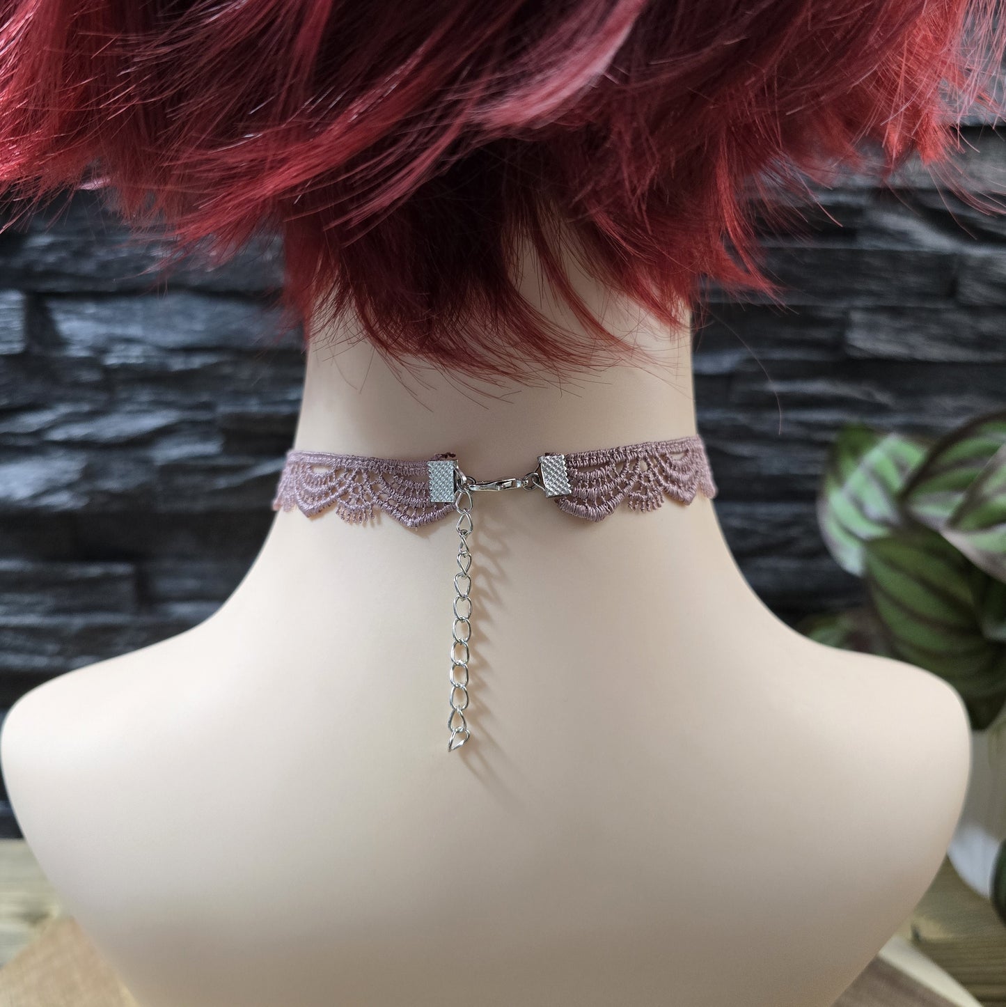 Zarter Choker aus mauvefarbener Bogenspitze – ein romantisches Kropfband, das perfekt zu Corsagen, Dirndl oder für einen Hauch von Lolita- und Burlesque-Stil passt.