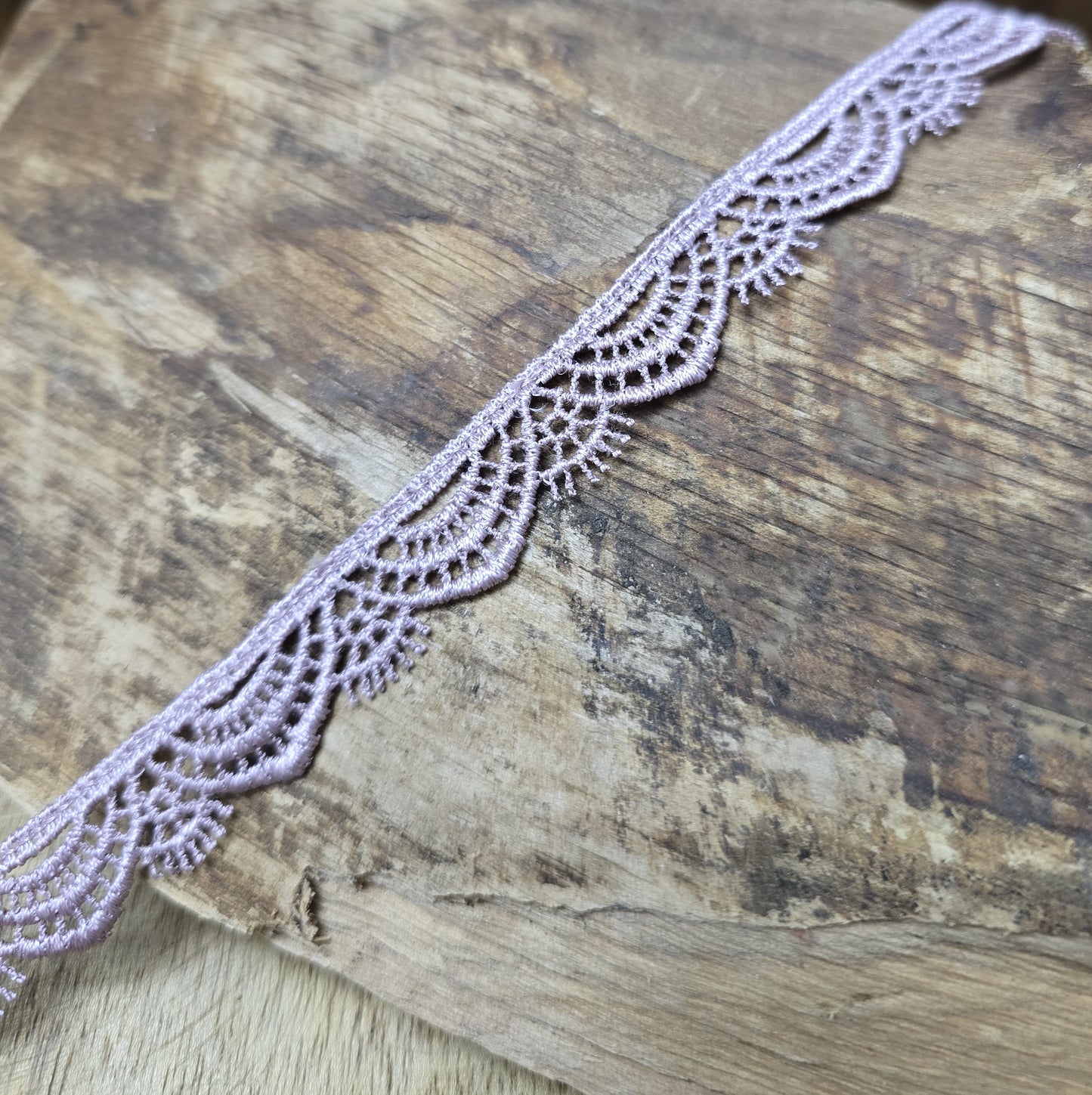 Zarter Choker aus mauvefarbener Bogenspitze – ein romantisches Kropfband, das perfekt zu Corsagen, Dirndl oder für einen Hauch von Lolita- und Burlesque-Stil passt.