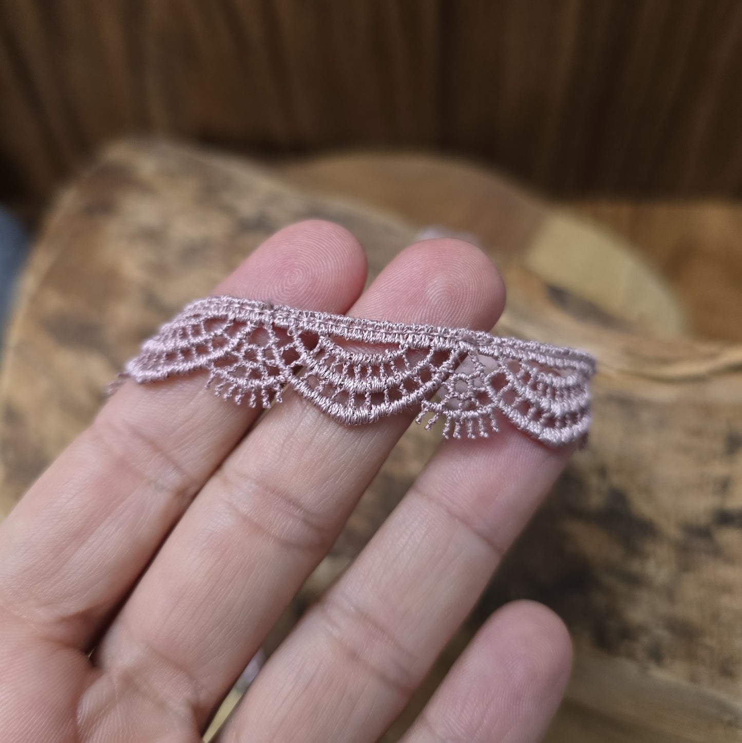 Zarter Choker aus mauvefarbener Bogenspitze – ein romantisches Kropfband, perfekt zu Corsagen, Dirndl, für Lolita- und Burlesque-Stil