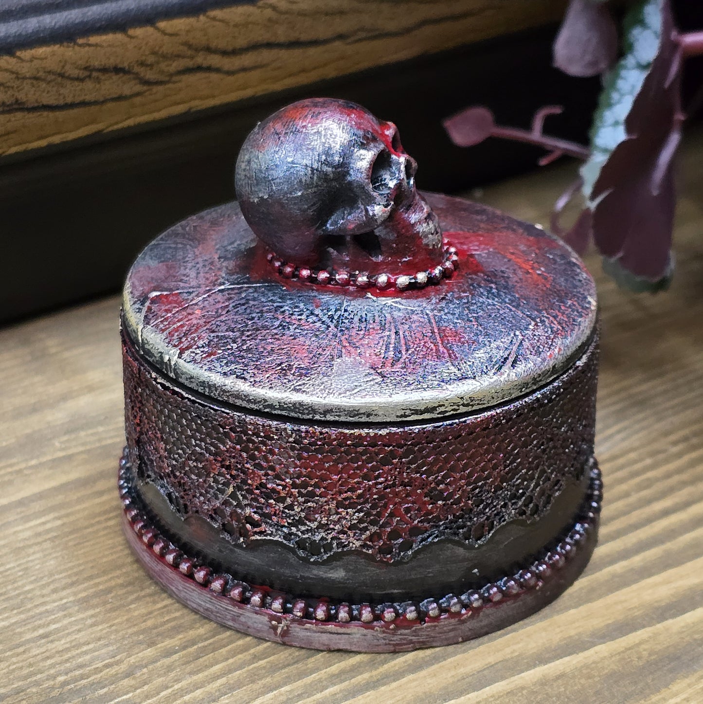 Das Bild zeigt eine gandgemachte Schmuckdose mit Totenkopf, Punk Stil, Rockabilly, Totenkopfliebe, Gothic Style
Ein Hauch von Dunkelheit und Rebellion erwartet dich mit dieser einzigartigen handgemachten Schmuckdose im unverwechselbaren Punk-Gothic-Stil.