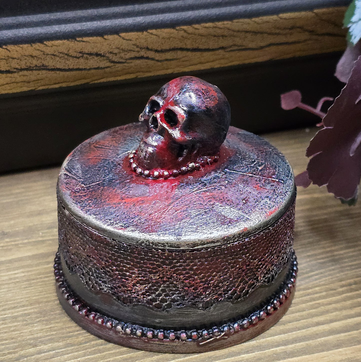 Das Bild zeigt eine gandgemachte Schmuckdose mit Totenkopf, Punk Stil, Rockabilly, Totenkopfliebe, Gothic Style
Ein Hauch von Dunkelheit und Rebellion erwartet dich mit dieser einzigartigen handgemachten Schmuckdose im unverwechselbaren Punk-Gothic-Stil.