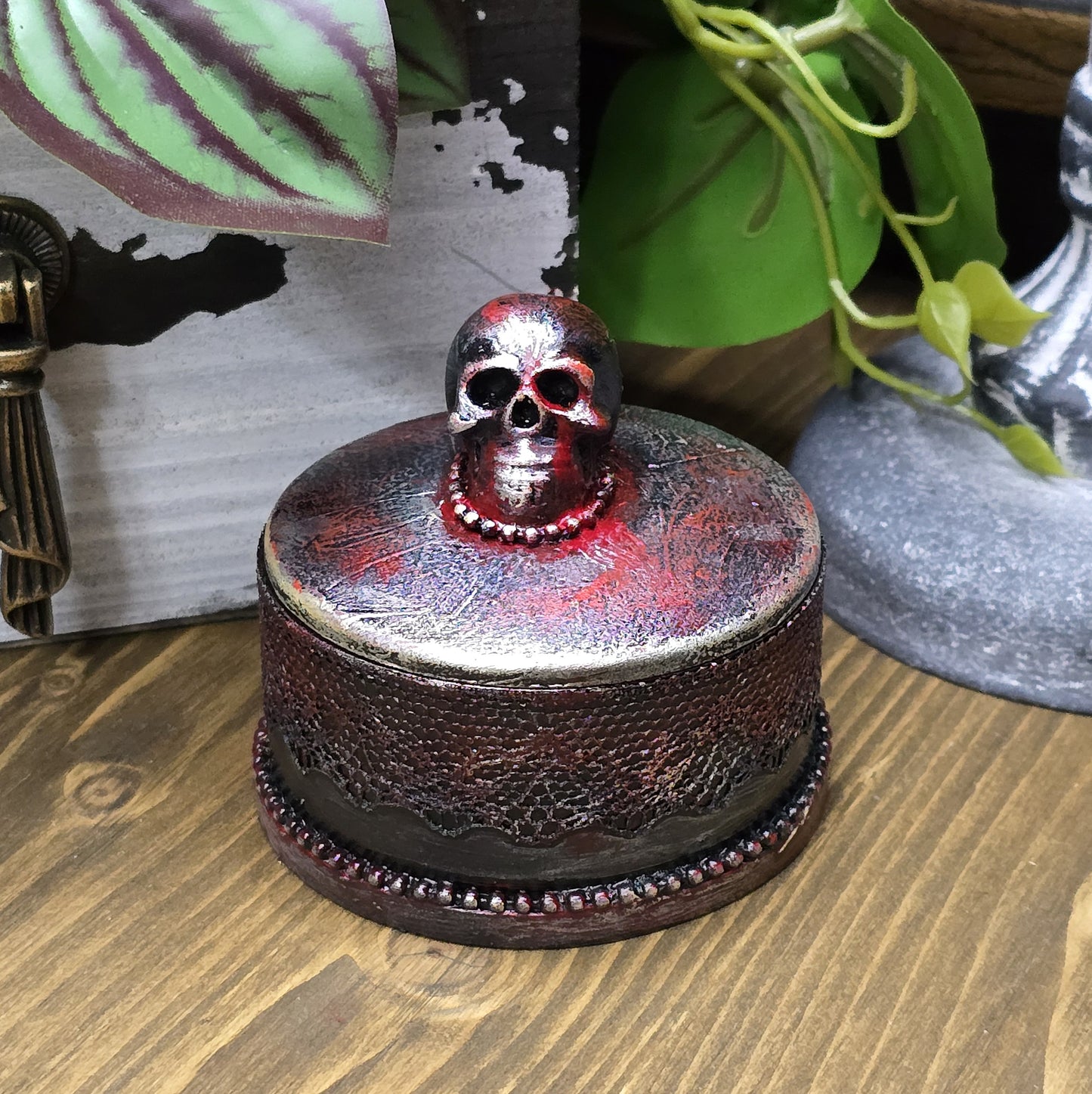 Das Bild zeigt eine gandgemachte Schmuckdose mit Totenkopf, Punk Stil, Rockabilly, Totenkopfliebe, Gothic Style
Ein Hauch von Dunkelheit und Rebellion erwartet dich mit dieser einzigartigen handgemachten Schmuckdose im unverwechselbaren Punk-Gothic-Stil.