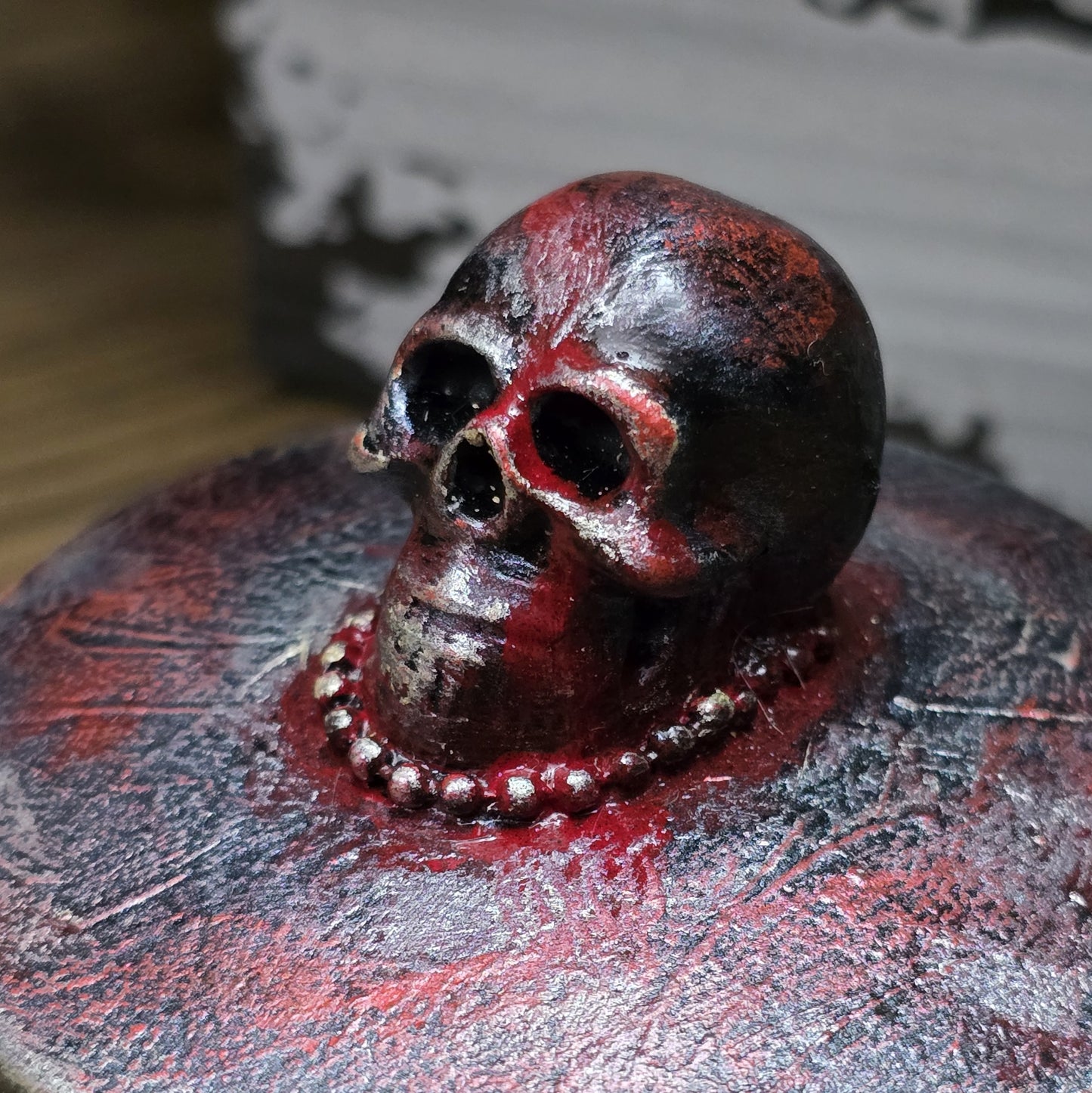 Das Bild zeigt eine gandgemachte Schmuckdose mit Totenkopf, Punk Stil, Rockabilly, Totenkopfliebe, Gothic Style
Ein Hauch von Dunkelheit und Rebellion erwartet dich mit dieser einzigartigen handgemachten Schmuckdose im unverwechselbaren Punk-Gothic-Stil.
