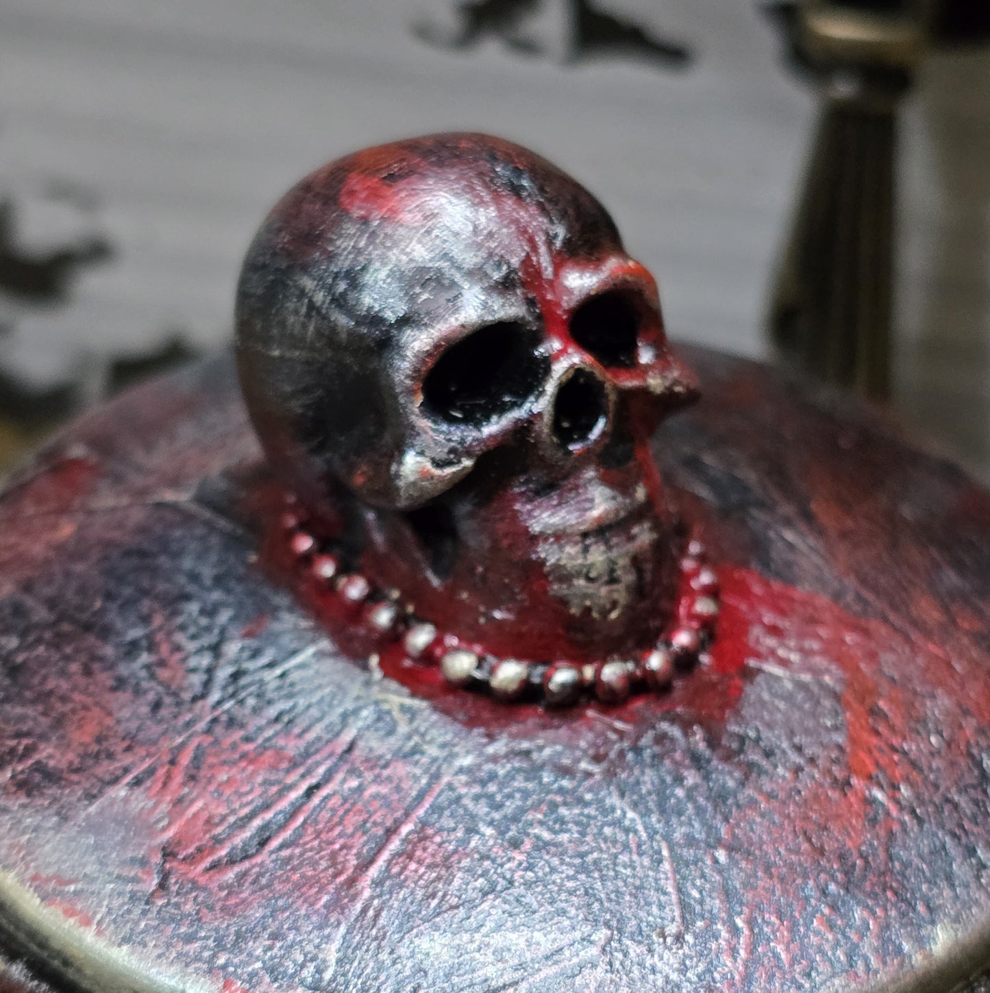 Das Bild zeigt eine gandgemachte Schmuckdose mit Totenkopf, Punk Stil, Rockabilly, Totenkopfliebe, Gothic Style
Ein Hauch von Dunkelheit und Rebellion erwartet dich mit dieser einzigartigen handgemachten Schmuckdose im unverwechselbaren Punk-Gothic-Stil.
