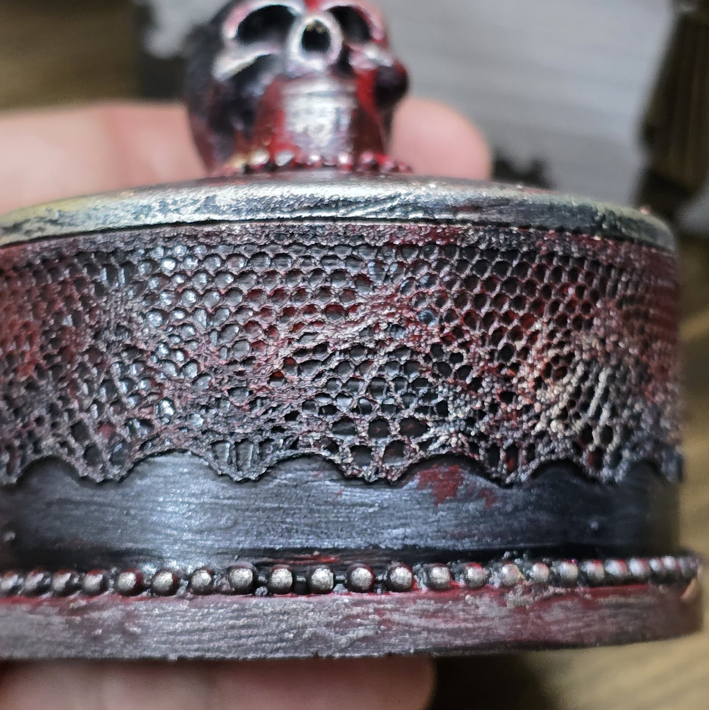 Das Bild zeigt eine gandgemachte Schmuckdose mit Totenkopf, Punk Stil, Rockabilly, Totenkopfliebe, Gothic Style
Ein Hauch von Dunkelheit und Rebellion erwartet dich mit dieser einzigartigen handgemachten Schmuckdose im unverwechselbaren Punk-Gothic-Stil.