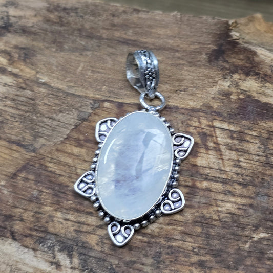 Verspielter Kettenanhänger aus antikem .925 Silber, mit faszinierendem Regenbogen-Mondstein