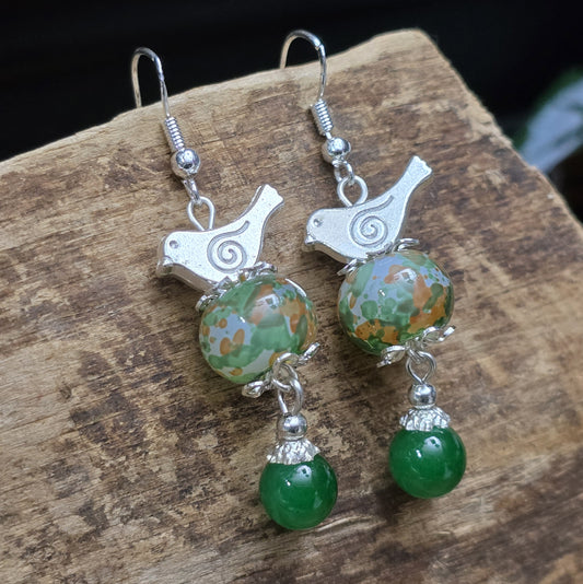 Handgefertigte Ohrhänger mit smaragdgrünen Glasperlen & versilberten Vögelchen – Verspielter Schmuck für besondere Akzente