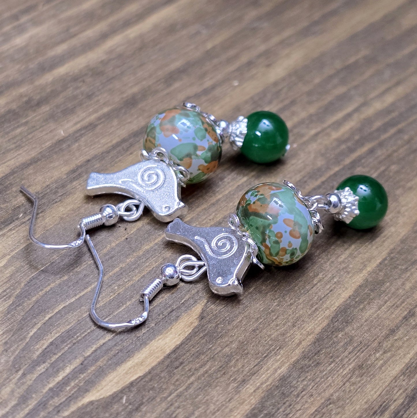Handgefertigte Ohrhänger mit smaragdgrünen Glasperlen & versilberten Vögelchen – Verspielter Schmuck für besondere Akzente