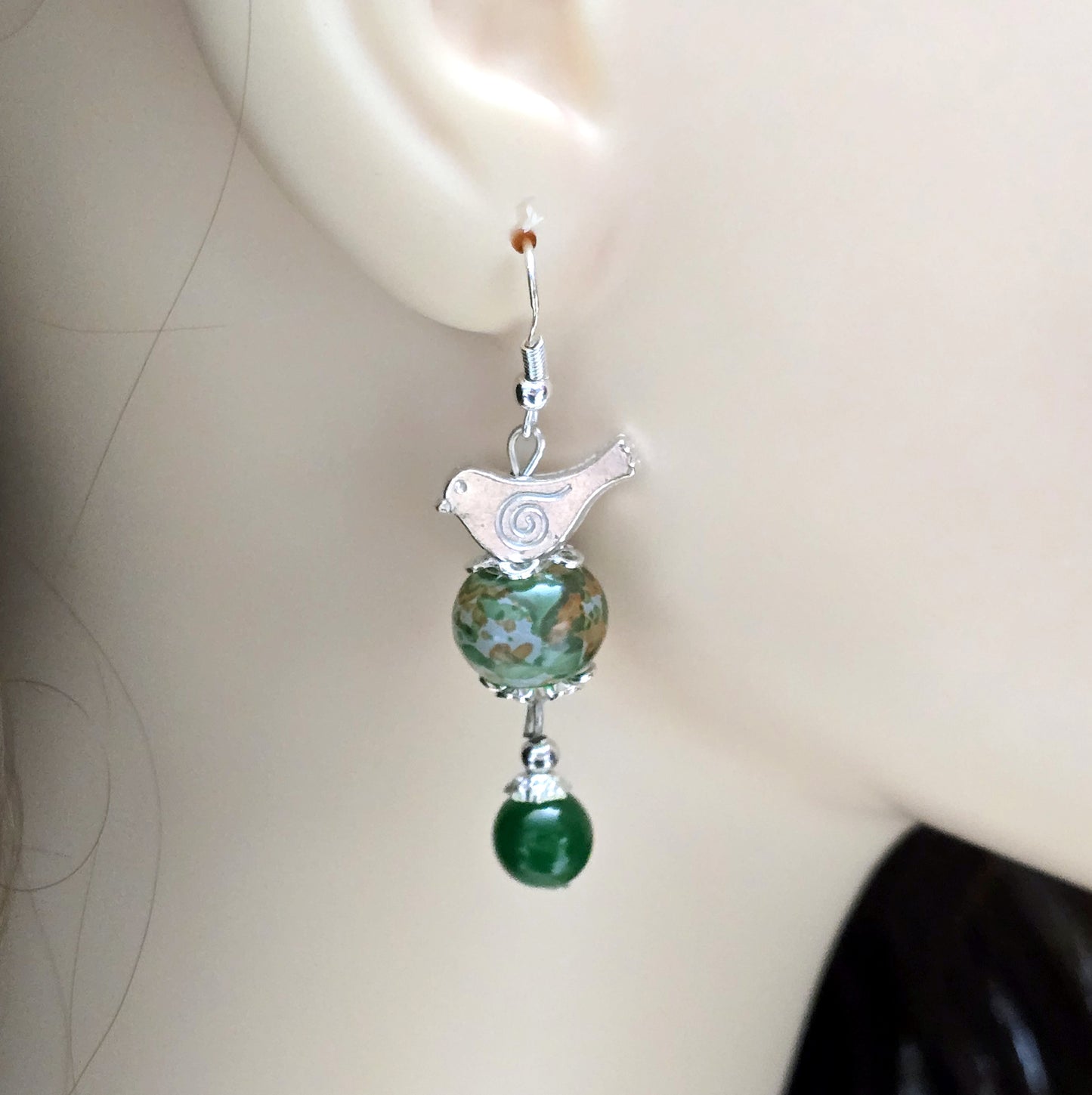 Handgefertigte Ohrhänger mit smaragdgrünen Glasperlen & versilberten Vögelchen – Verspielter Schmuck für besondere Akzente