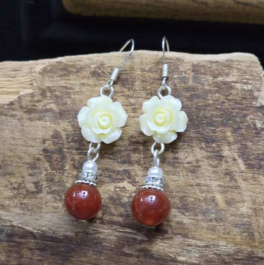 Handgefertigte Ohrhänger mit Kugeln aus Karneol, weißen Rosen und Strassrondellen