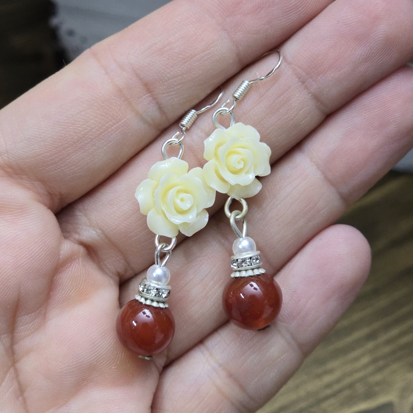 Handgefertigte Ohrhänger mit Kugeln aus Karneol, weißen Rosen und Strassrondellen