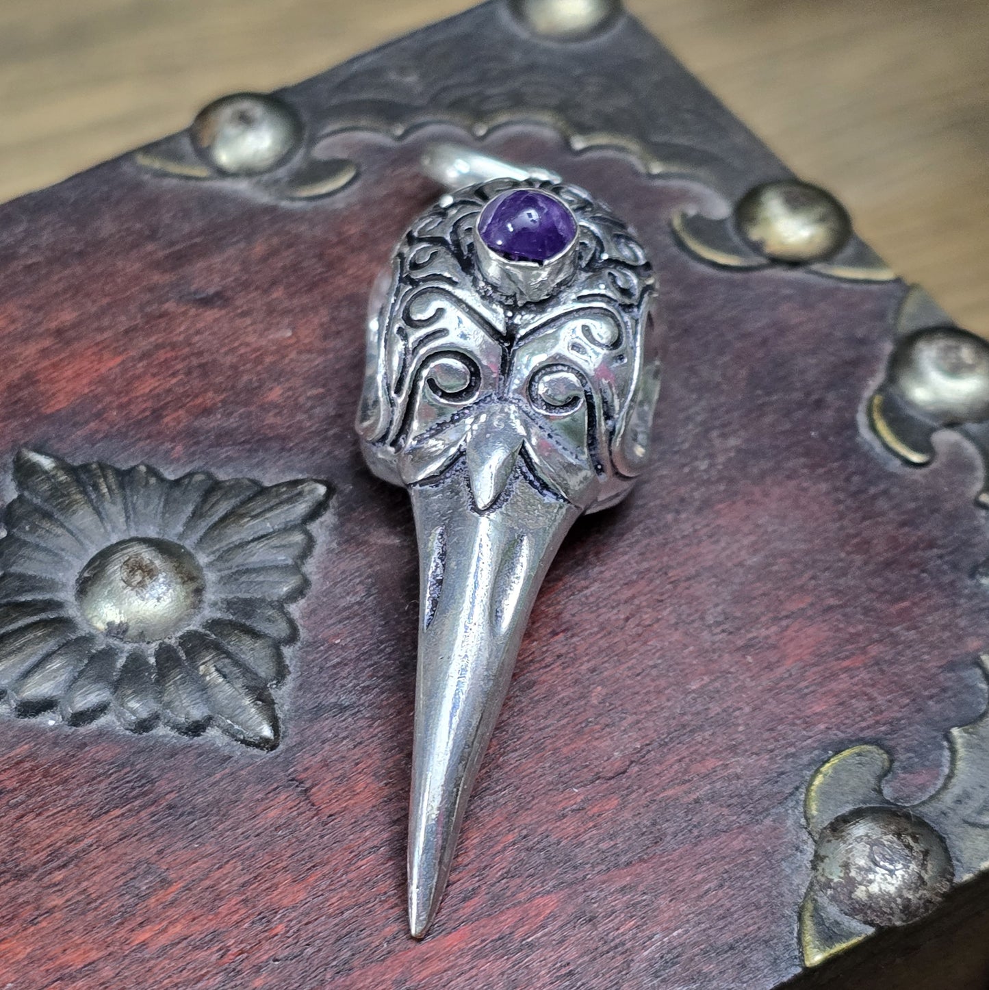 Mystischer Rabenschädel-Anhänger aus .925 Sterling Silber mit Amethyst – Gothic Schmuck, Biker, Rockabilly, Kitsch