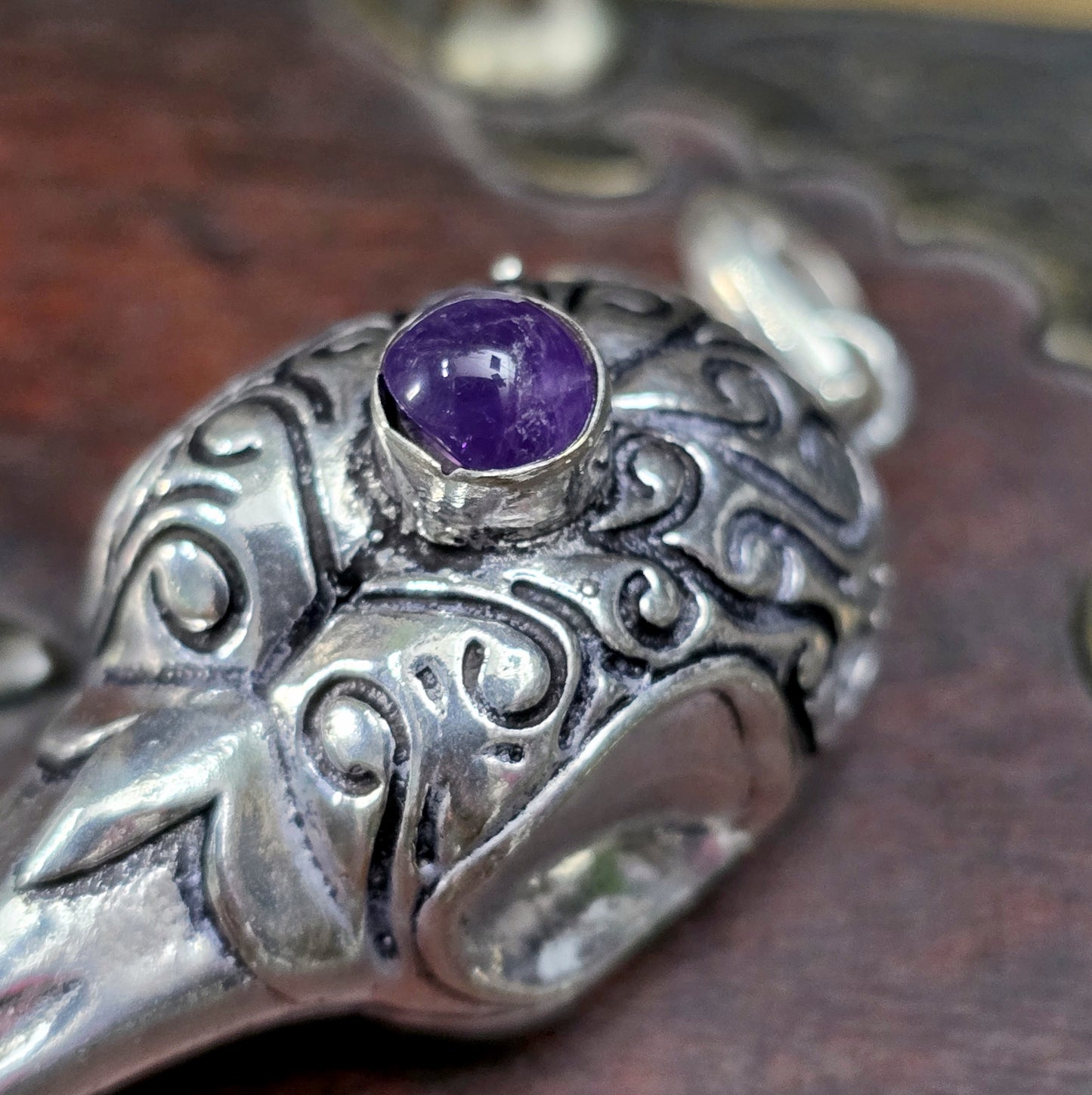 Mystischer Rabenschädel-Anhänger aus .925 Sterling Silber mit Amethyst – Gothic Schmuck, Biker, Rockabilly, Kitsch