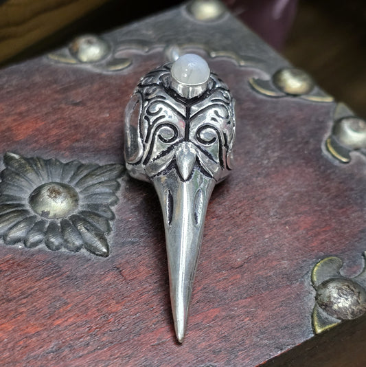 Mystischer Rabenschädel-Anhänger aus .925 Sterling Silber mit einem Regenbogen-Mondstein, ideal für Gothic-, Biker- und Rockabilly-Stile. Der Anhänger vereint düstere Ästhetik und spirituelle Symbolik in einem einzigartigen Design.