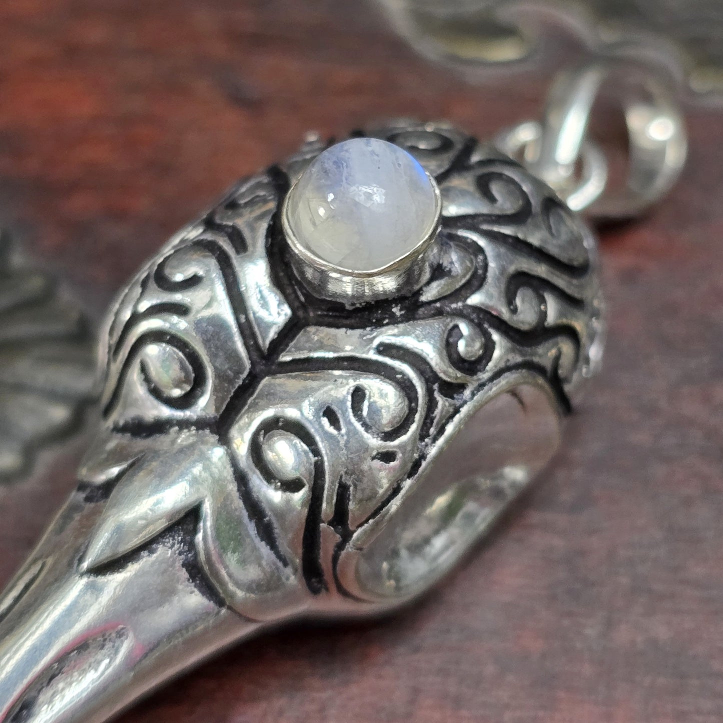 Mystischer Rabenschädel-Anhänger aus .925 Sterling Silber mit einem Regenbogen-Mondstein, ideal für Gothic-, Biker- und Rockabilly-Stile. Der Anhänger vereint düstere Ästhetik und spirituelle Symbolik in einem einzigartigen Design.