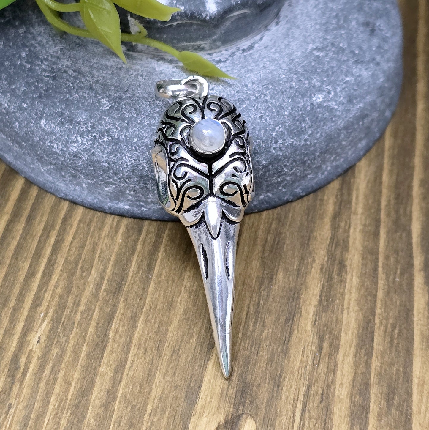 Mystischer Rabenschädel-Anhänger aus .925 Sterling Silber mit einem Regenbogen-Mondstein, ideal für Gothic-, Biker- und Rockabilly-Stile. Der Anhänger vereint düstere Ästhetik und spirituelle Symbolik in einem einzigartigen Design.